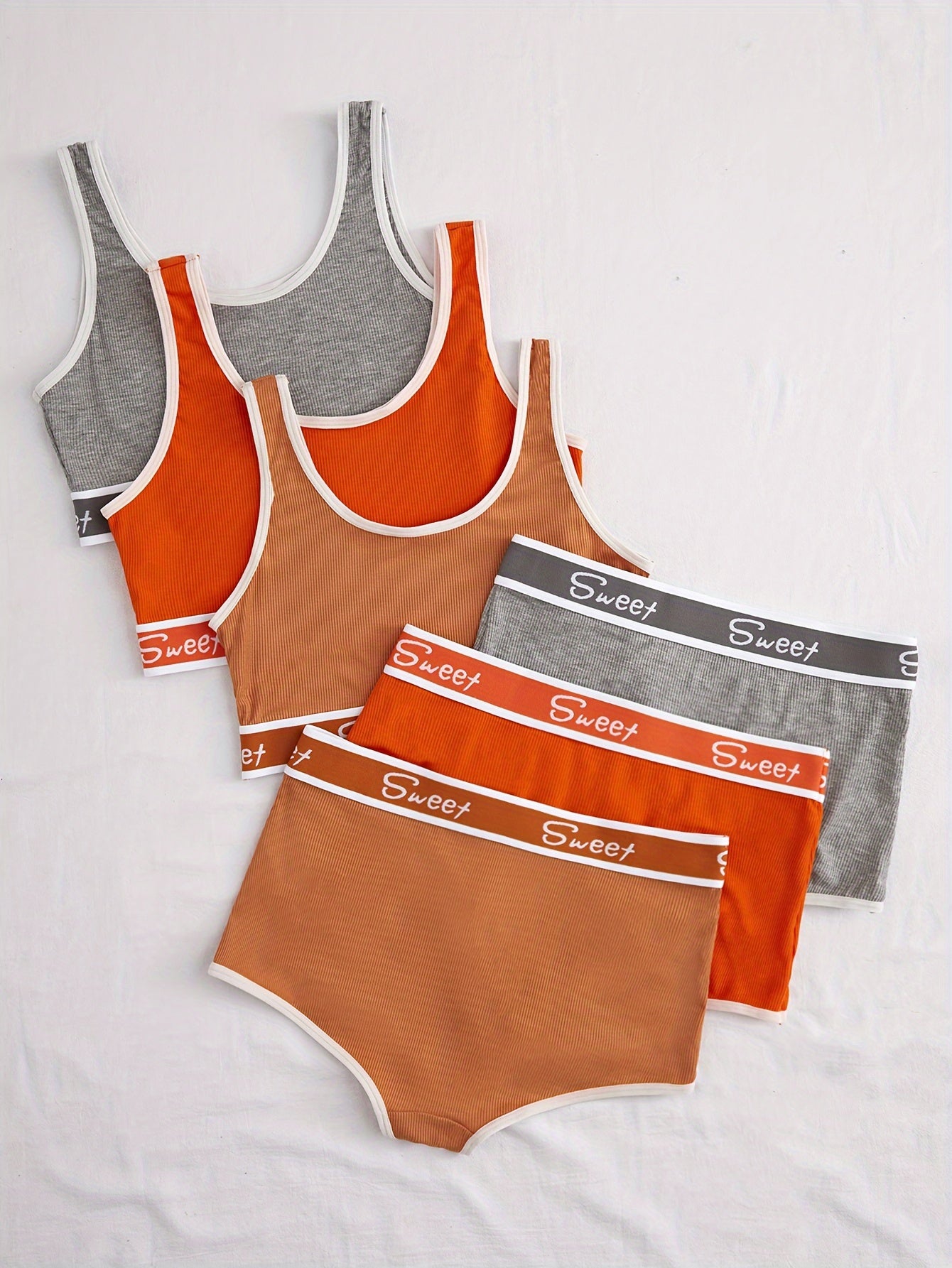 Sportiv uslubdagi xatli kontrast trimli brassu va shortlar to'plami, cho'kma bo'yinli yumshoq brassu va yuqori bel boxer shortlar ayollar uchun.