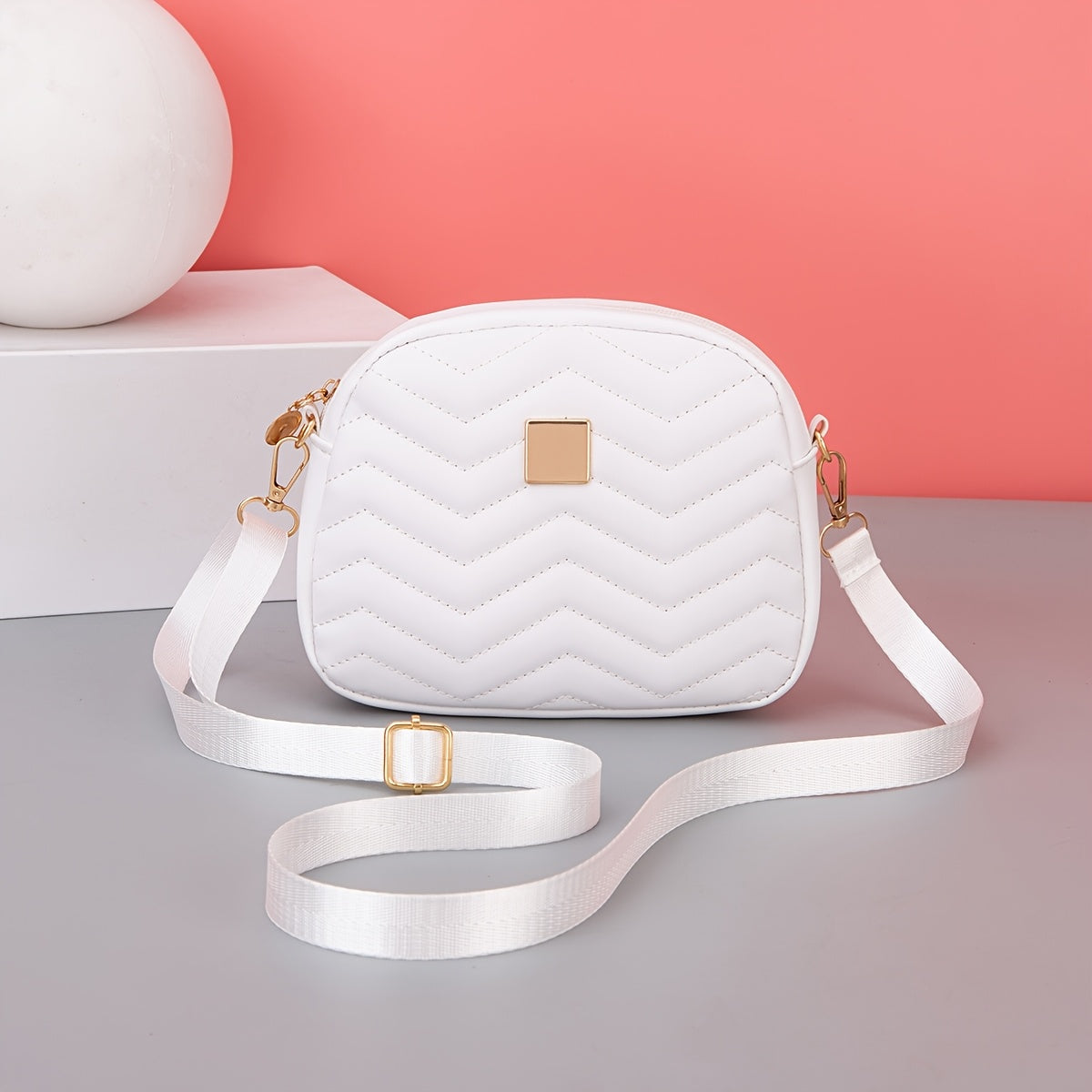 Черная стеганая сумка через плечо с золотой фурнитурой для женщин