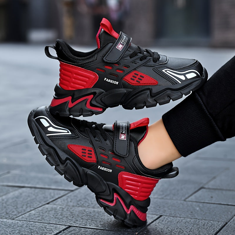 Bolalar uchun ochiq havoda faoliyatlar uchun sirpanmaydigan tagliklarga ega zamonaviy qalin poyabzallar.