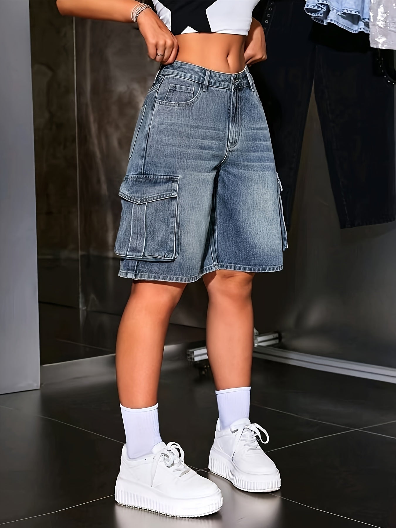 Klassik ayollar uchun Bermuda denim shortlari, bir rangda, cho'ntaklari bilan va o'rtacha cho'zilishi bilan, bahor va yoz uchun mukammal.