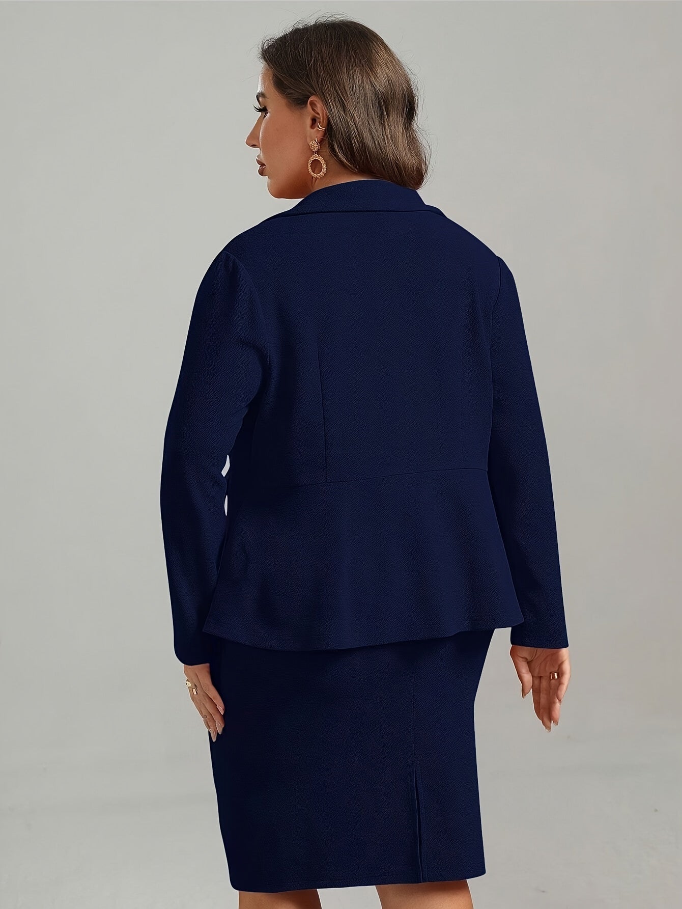 Katta o'lchamdagi bir xil rangli kostyum jeketi va yubka.