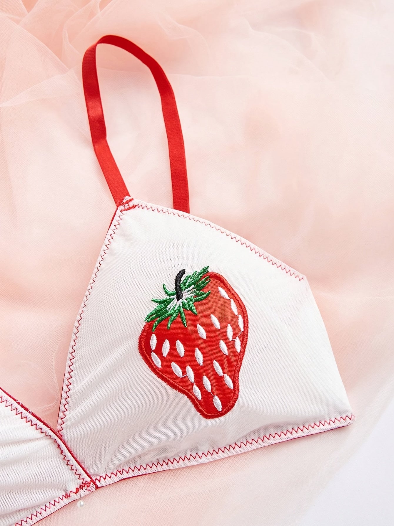 Комплект бюстгальтера и трусиков с клубничным узором для женщин - Комфортная нейлоновая смесь с мягкой поддержкой, трусики средней посадки - Стильное нижнее белье для повседневной одежды