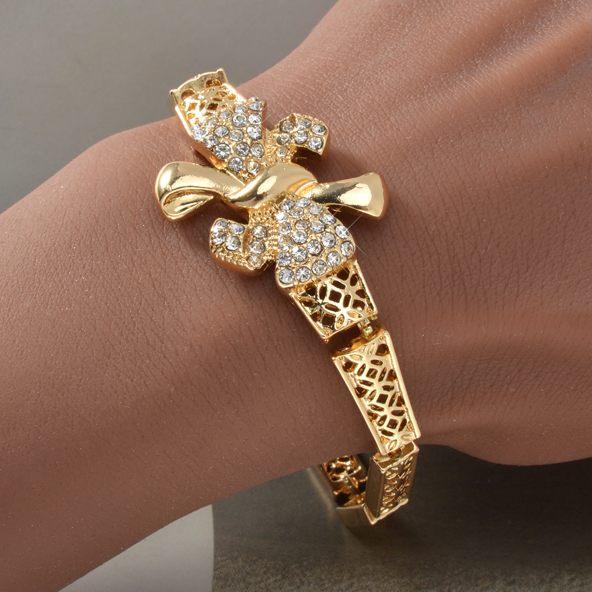 Ayollar uchun ajoyib mis zargarlik to'plami, porloq kamon, murakkab geometrik naqshlar va hashamatli marjon, bilaguzuk, sirg'a va uzukni o'z ichiga oladi. Ushbu retro Sharqiy uslub to'plami partiyalar, banketlar uchun mukammal va ajoyib.