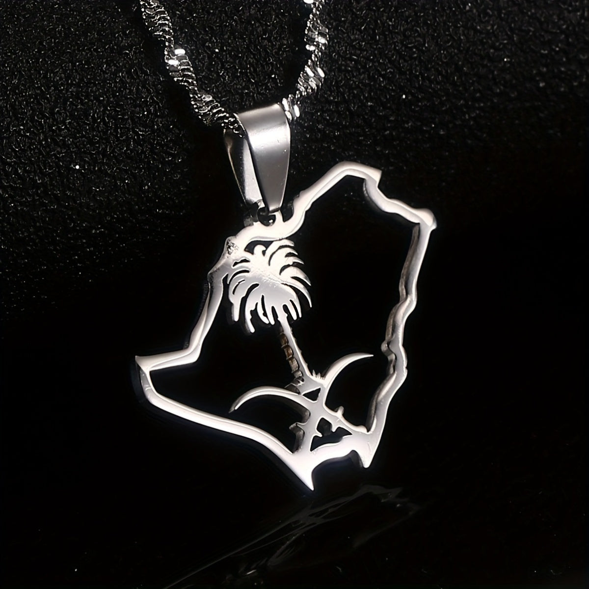 "Saudi Emblem" zanglamas po'latdan yasalgan ayollar uchun pandantli marjon, qabilaviy oddiy uslubda - kundalik kiyim va partiyalar uchun mukammal, barcha mavsumlar uchun mo'ljallangan zargarlik, mozaika dizayni yo'q.