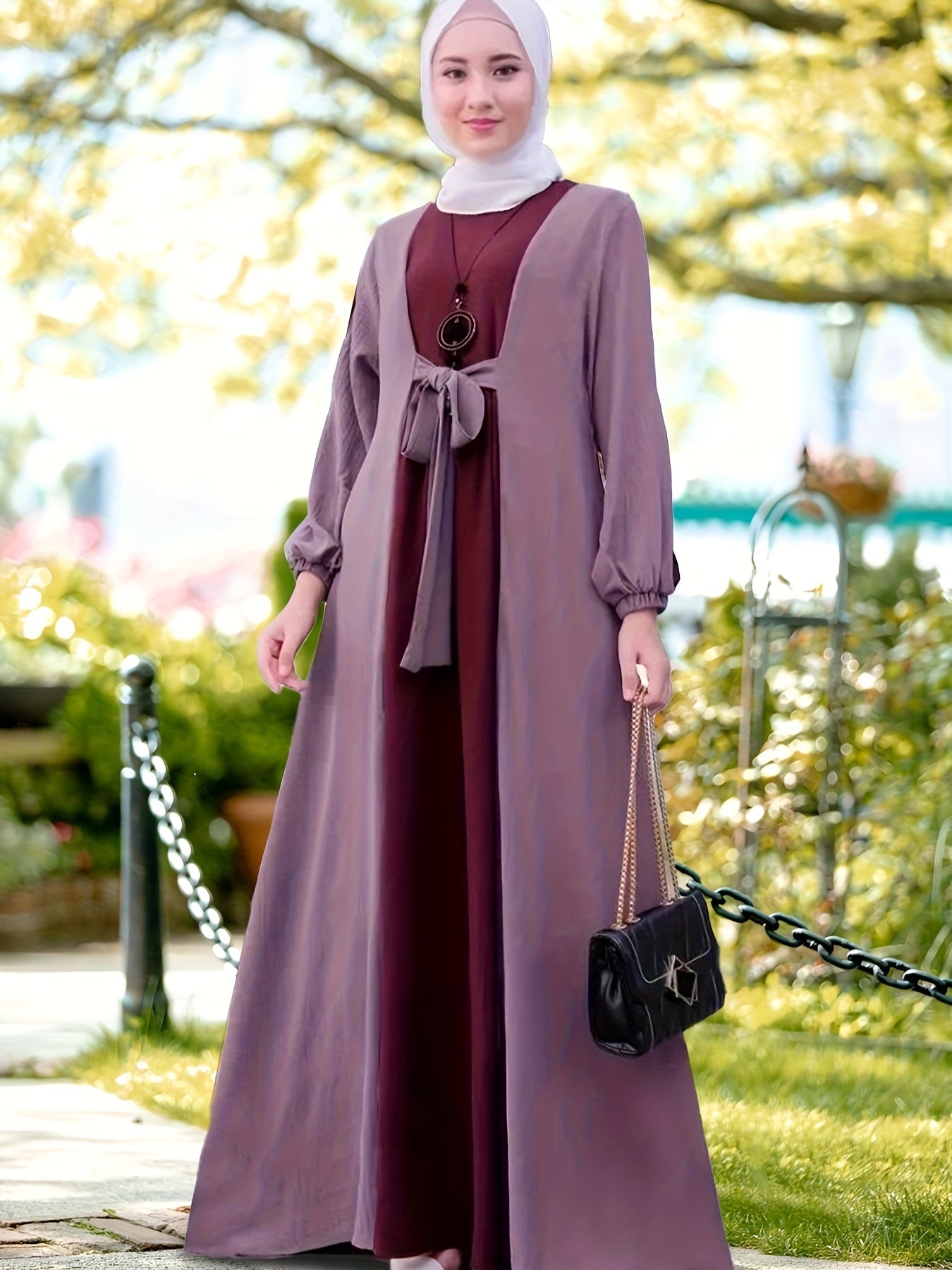 Ramazon ilhomlangan uzun ko'ylak, rangli kontrastli bel bog'ichi bilan, tashriflar uchun mukammal.