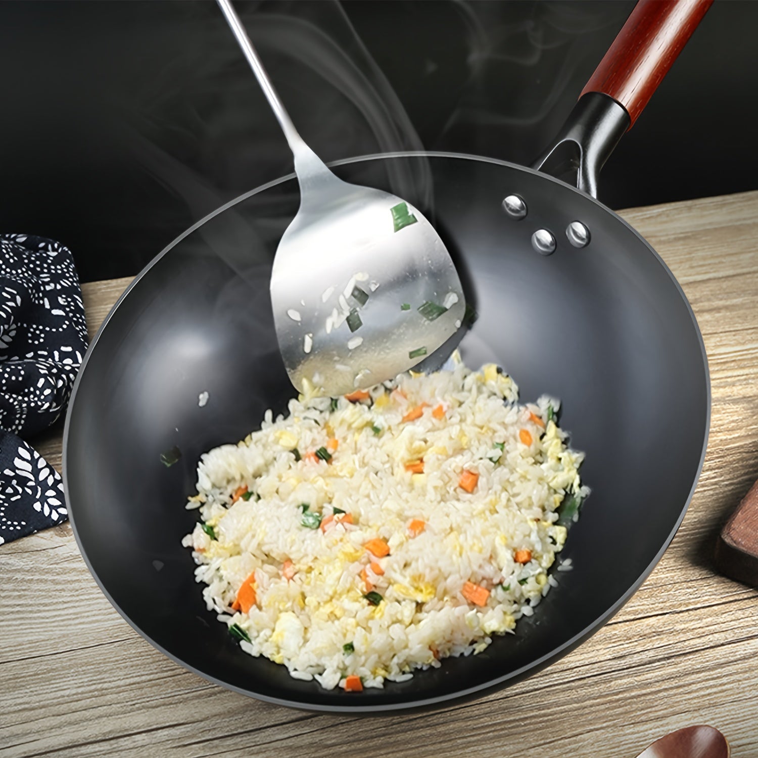 Yog'och tutqichi va zanglamaydigan dumaloq pastki bilan qoplangan temir skovorodka - Uy va restoran foydalanishi uchun ideal - Oson tutish uchun quloqsiz dizayn - Mustahkam quyma temirdan tayyorlangan - Qovurish uchun mukammal