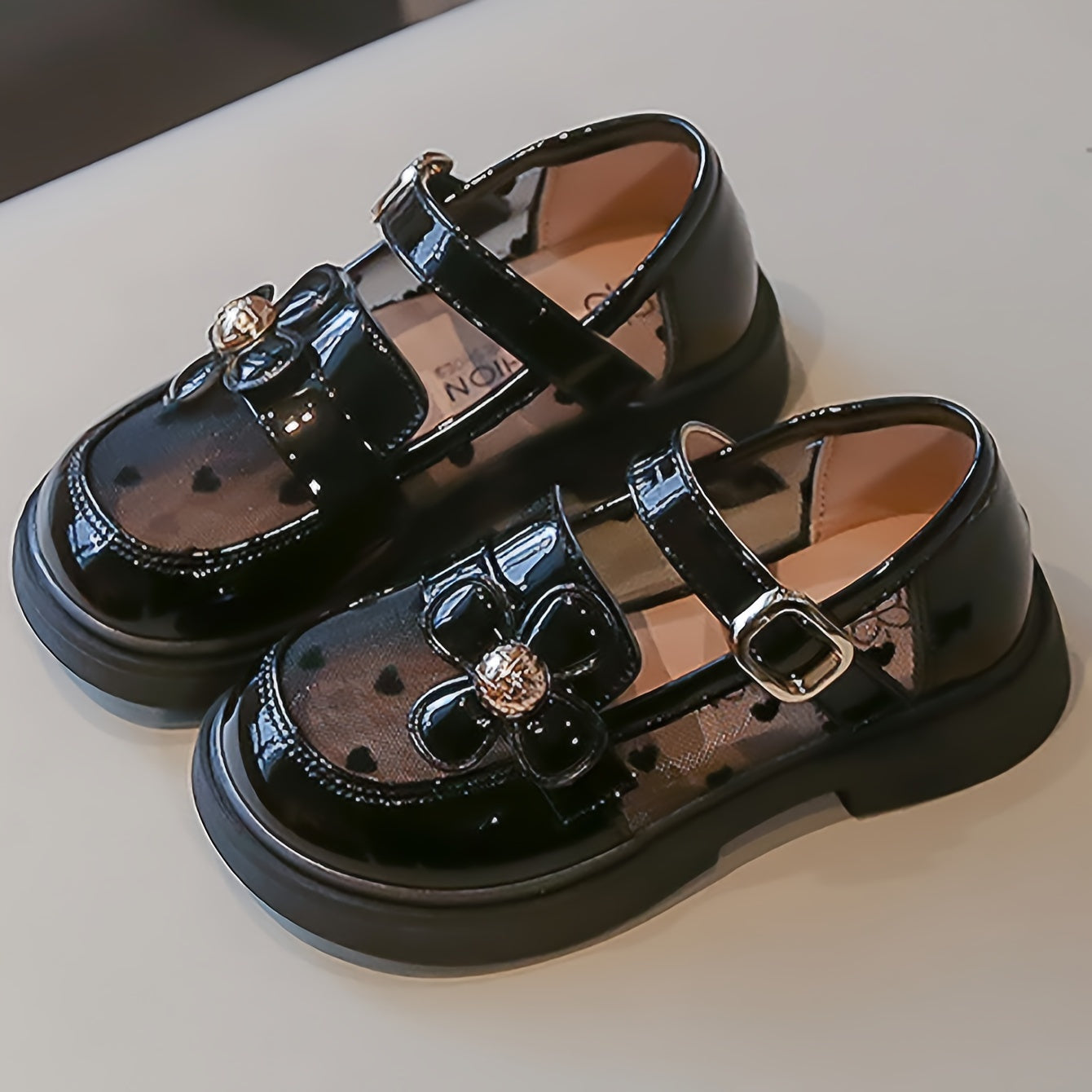 Qizlar uchun gullar bilan to'ldirilgan tekis poyabzal, bahor va yozda kundalik kiyish uchun mukammal.