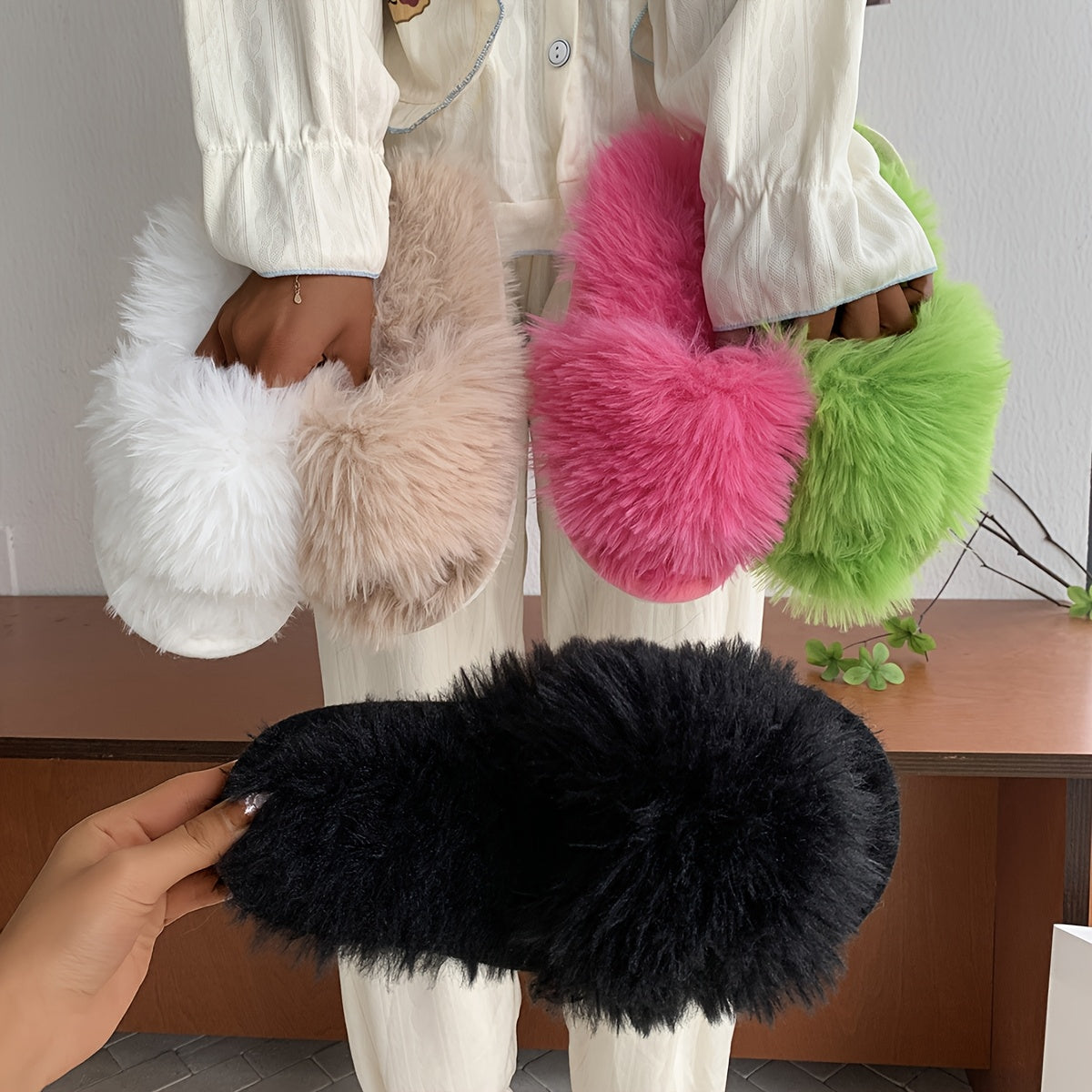 Ayollar uchun mo'ljallangan yumshoq, sirpanmaydigan, ichki va tashqi foydalanish uchun qulay, barcha mavsumlarga mos bo'lgan plüsh shlyapka