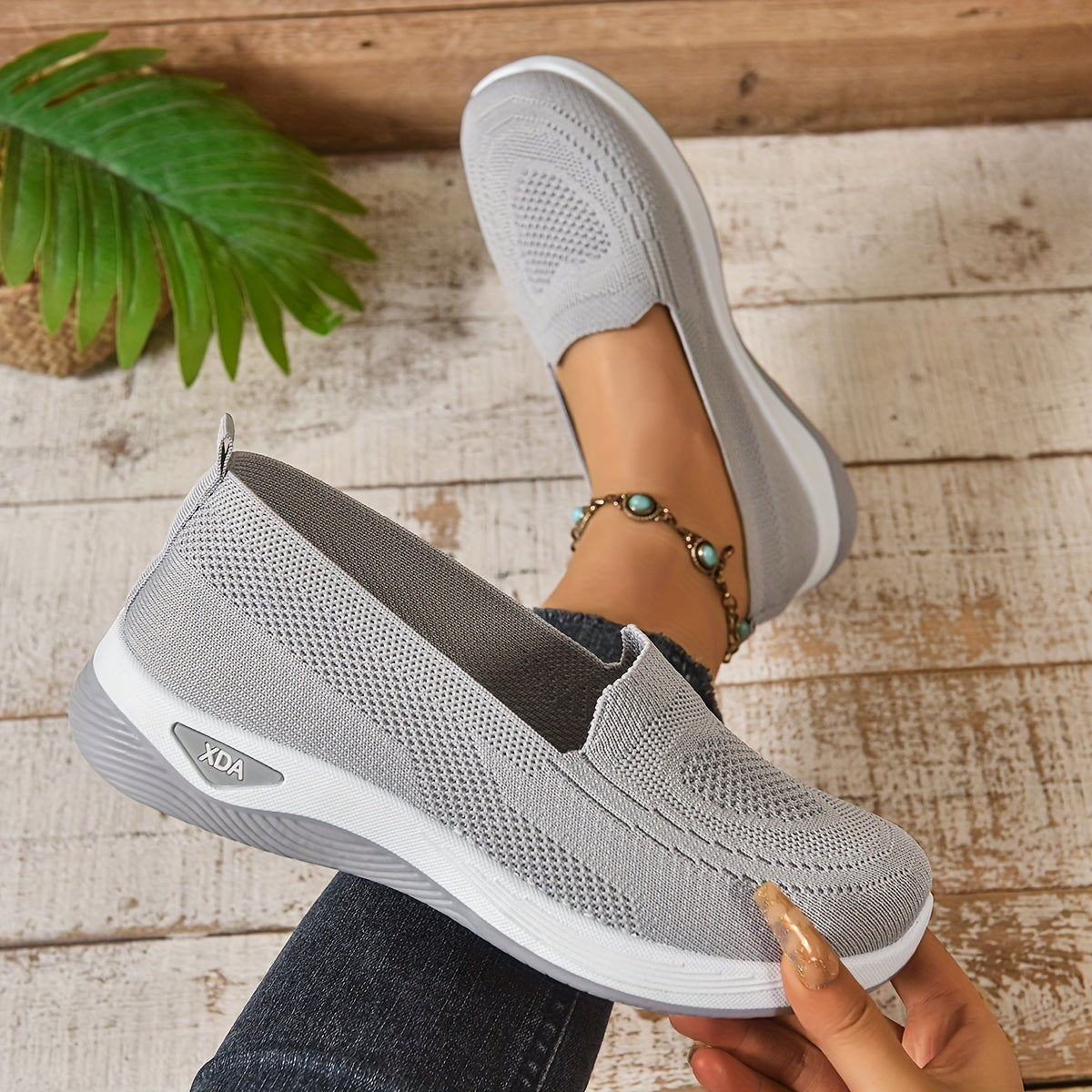 Ayollar uchun kundalik slip-on sport poyabzali, nafas oluvchi to'qima, pastki qismi g'ovak g'ovak, rezina tagli