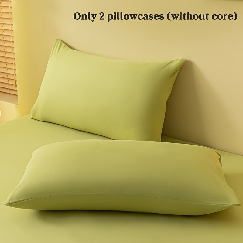 2 ta yostiq qopqog'i, bir rangda, yumshoq va qulay polyester materialidan tayyorlangan, konvert yopilishi bilan, yuvish mashinasida tozalash oson, 90gsm, yotoqxona, mehmonxona yoki mehmonxona to'shagi uchun ideal.