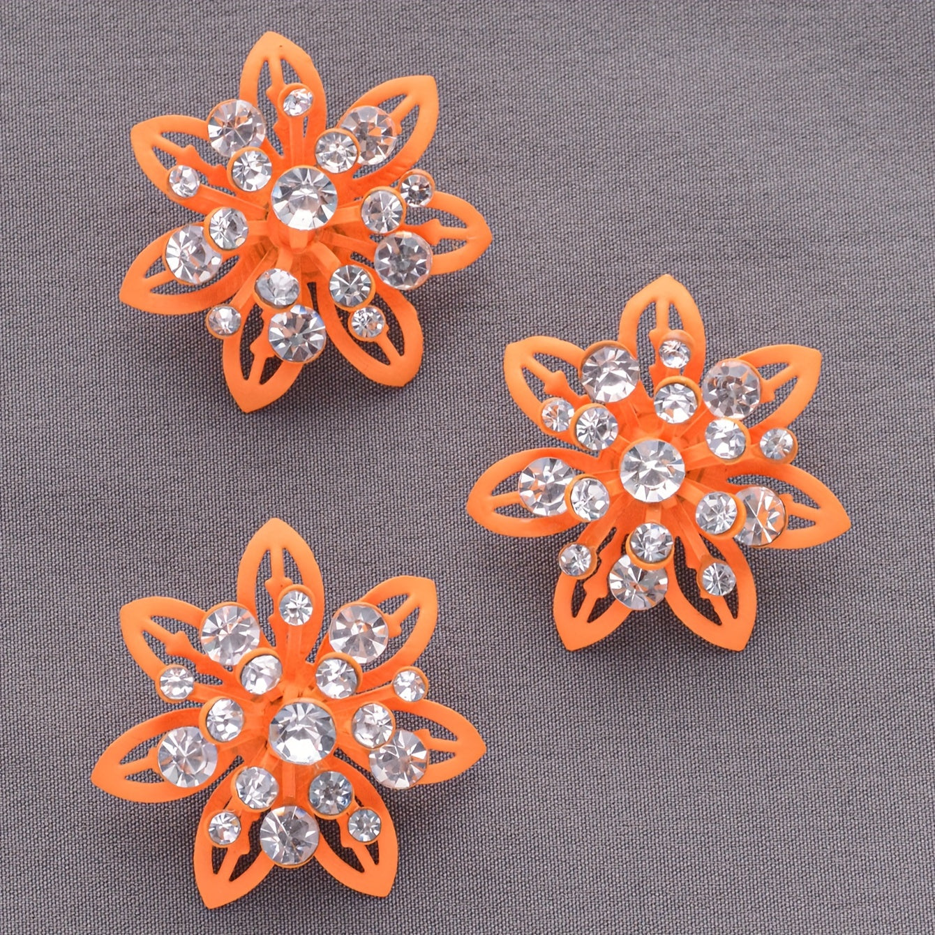 Kiyimlar va kostyumlar uchun 3 ta rang-barang gul bezakli rhinestone tugmachalar to'plami