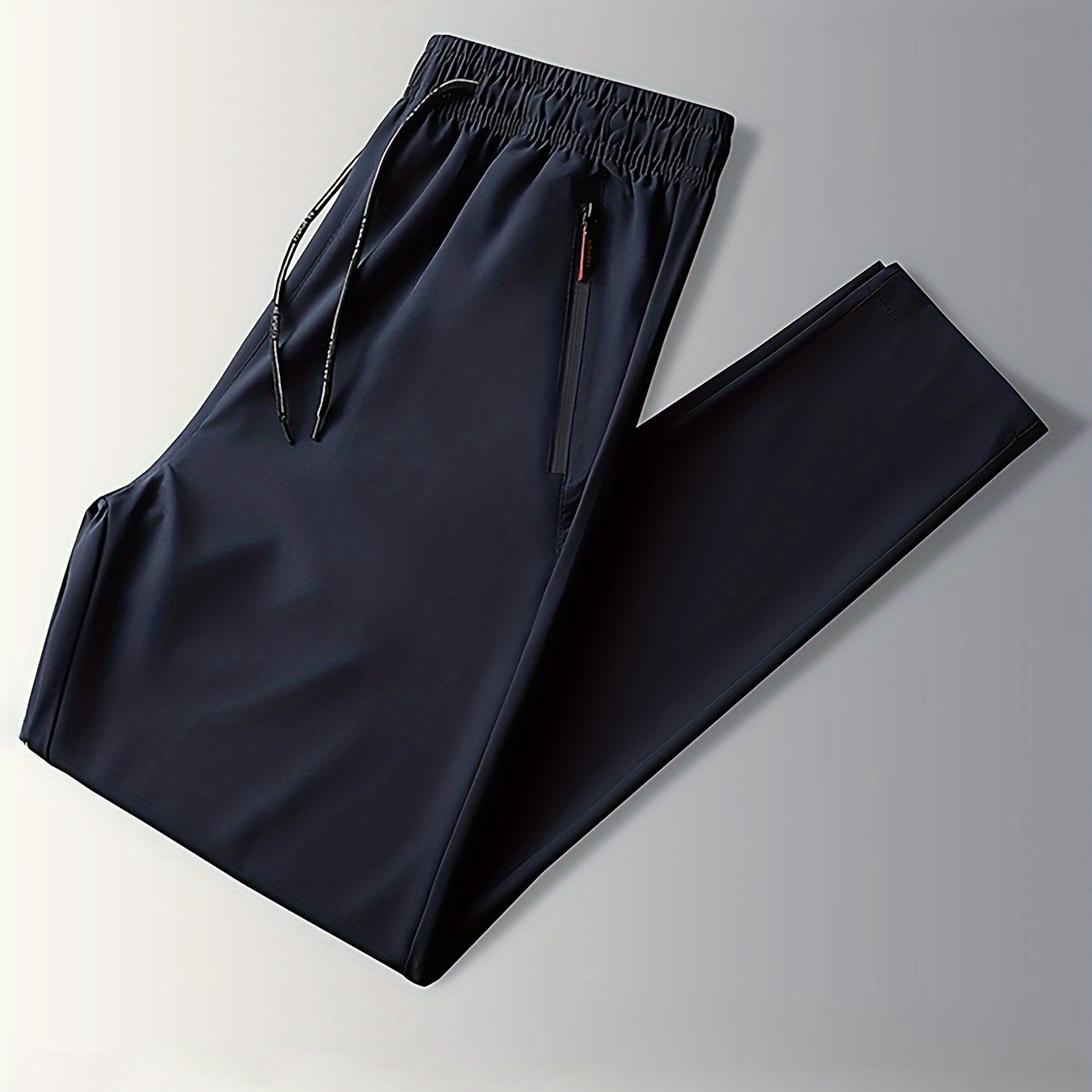 Erkaklar uchun ultra-yengil, nafas oladigan oddiy rangdagi tasodifiy shimlar, zip tafsilotlari bilan. Mashinada yuvish mumkin, bahor/yoz uchun mukammal. Katta o'lchamlarda mavjud.