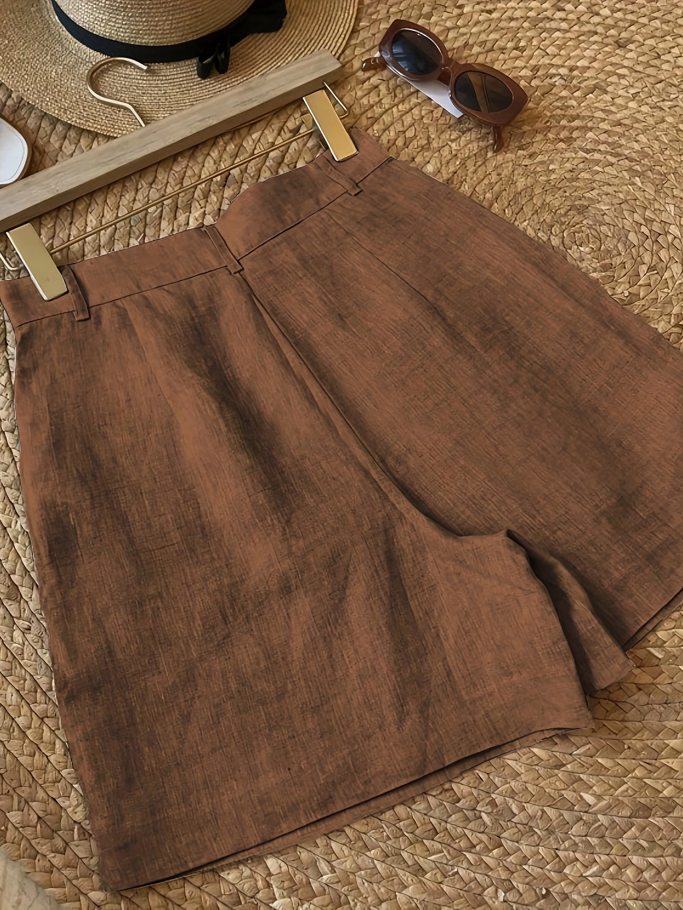 Pantalones cortos de pierna ancha para mujer talla grande en color marrón con bolsillos transpirables