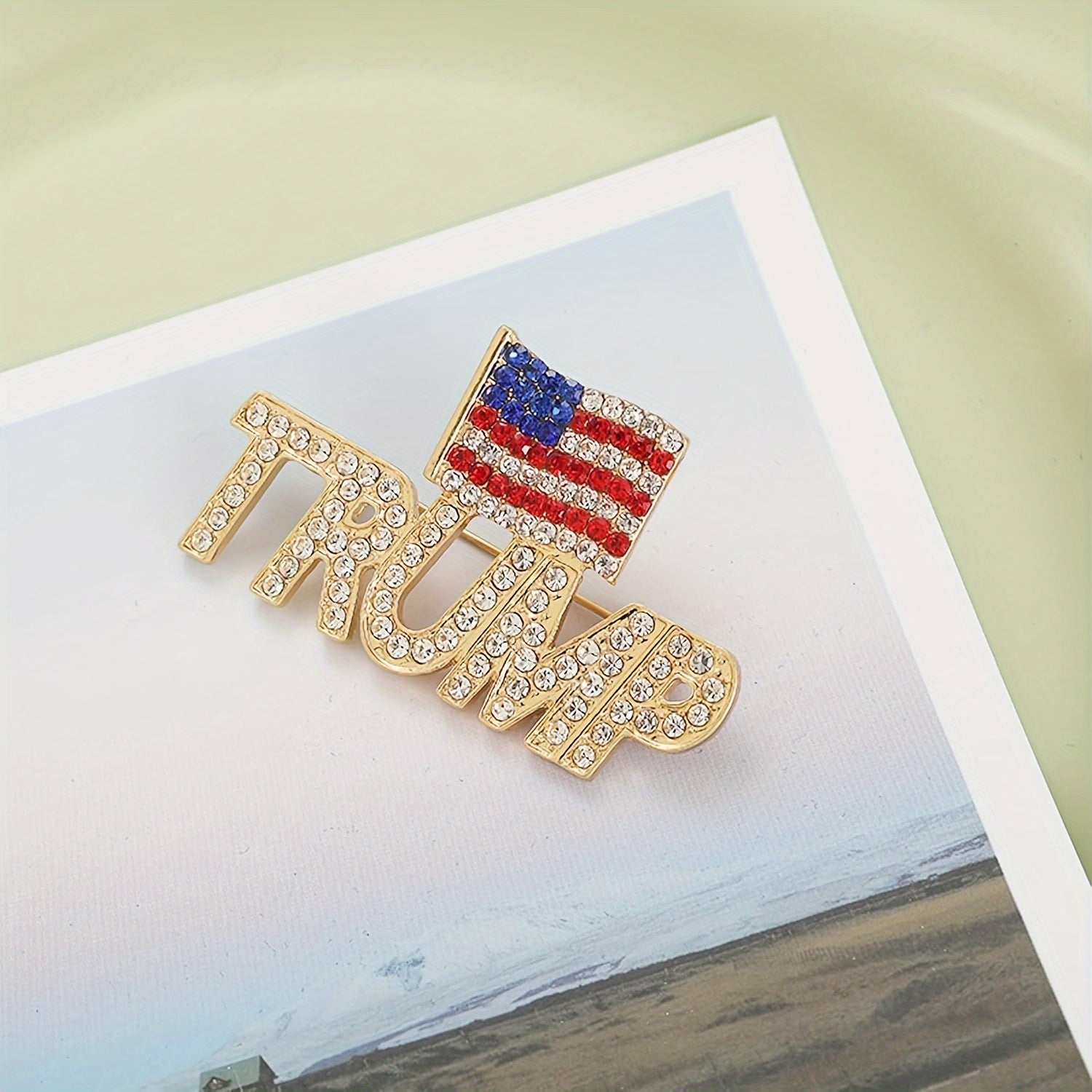 Набор из 3-х кристальных значков Трампа с дизайном американского флага - совершенно новые, вдохновленные ретро, уникальная форма - изготовлены из сплава - идеальны для коллекционирования сувениров выборов президента США 2024 года