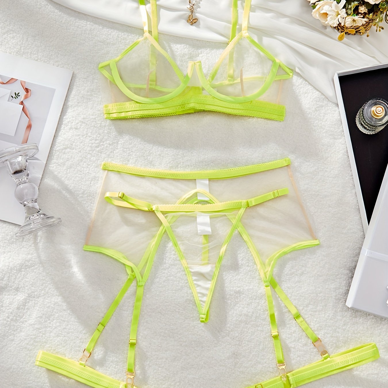 Conjunto de lencería de malla transparente para mujer con sujetador, tanga y liga con ribete en contraste