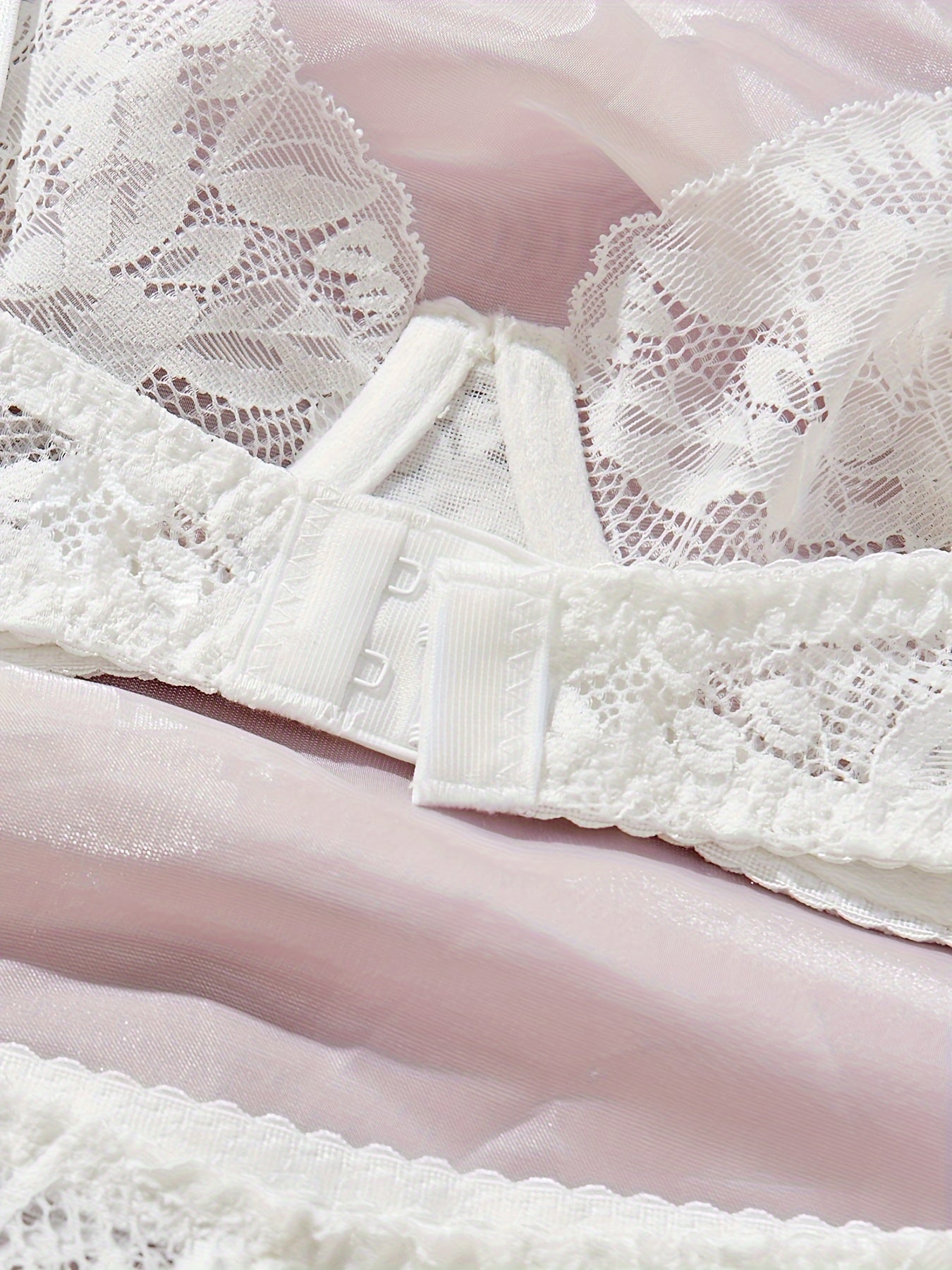 Ayollar uchun dantelli ichki kiyim to'plami