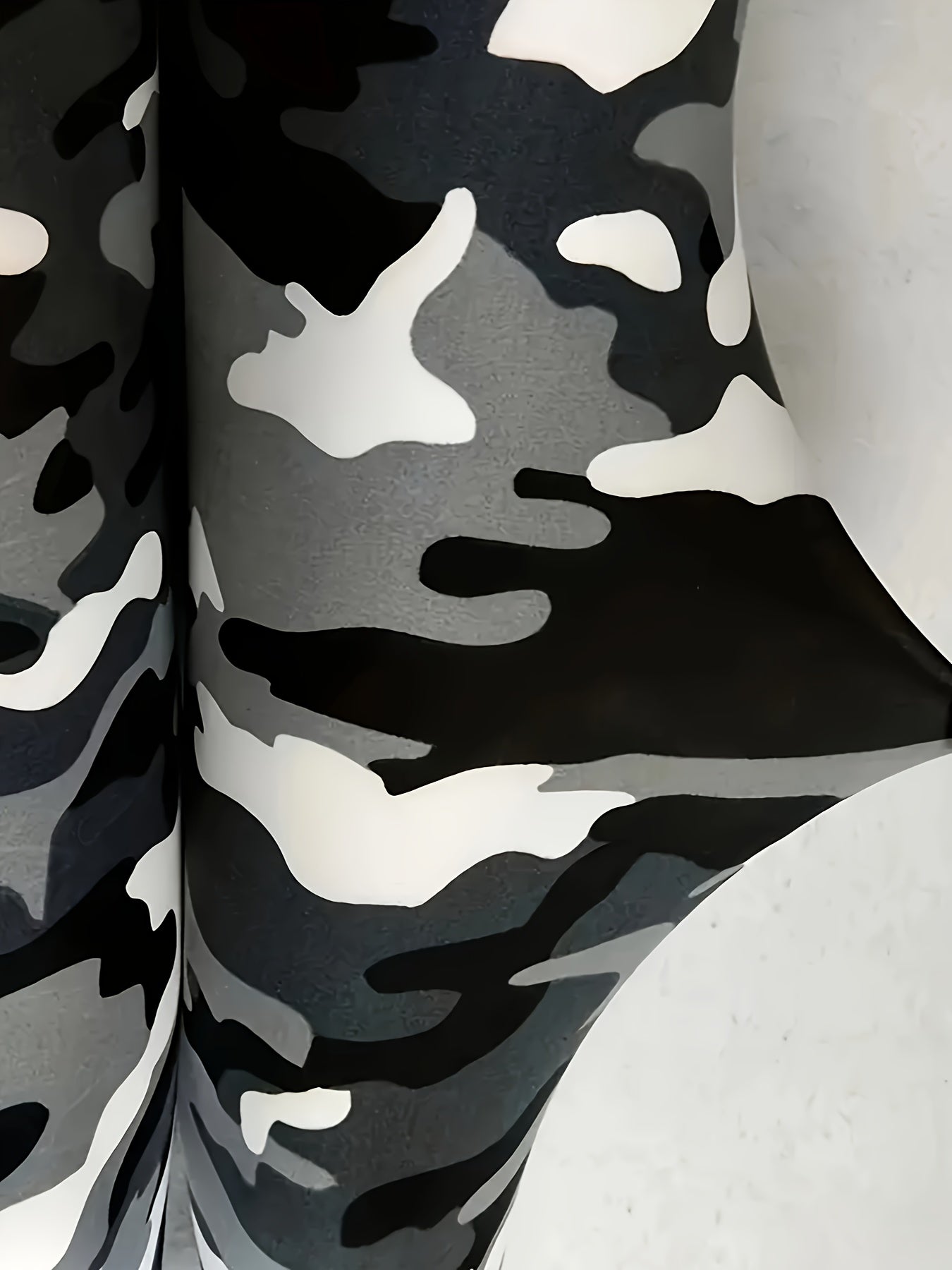 Conjunto casual de camiseta de manga corta y pantalones largos para mujer en camuflaje negro y blanco con diseño abstracto