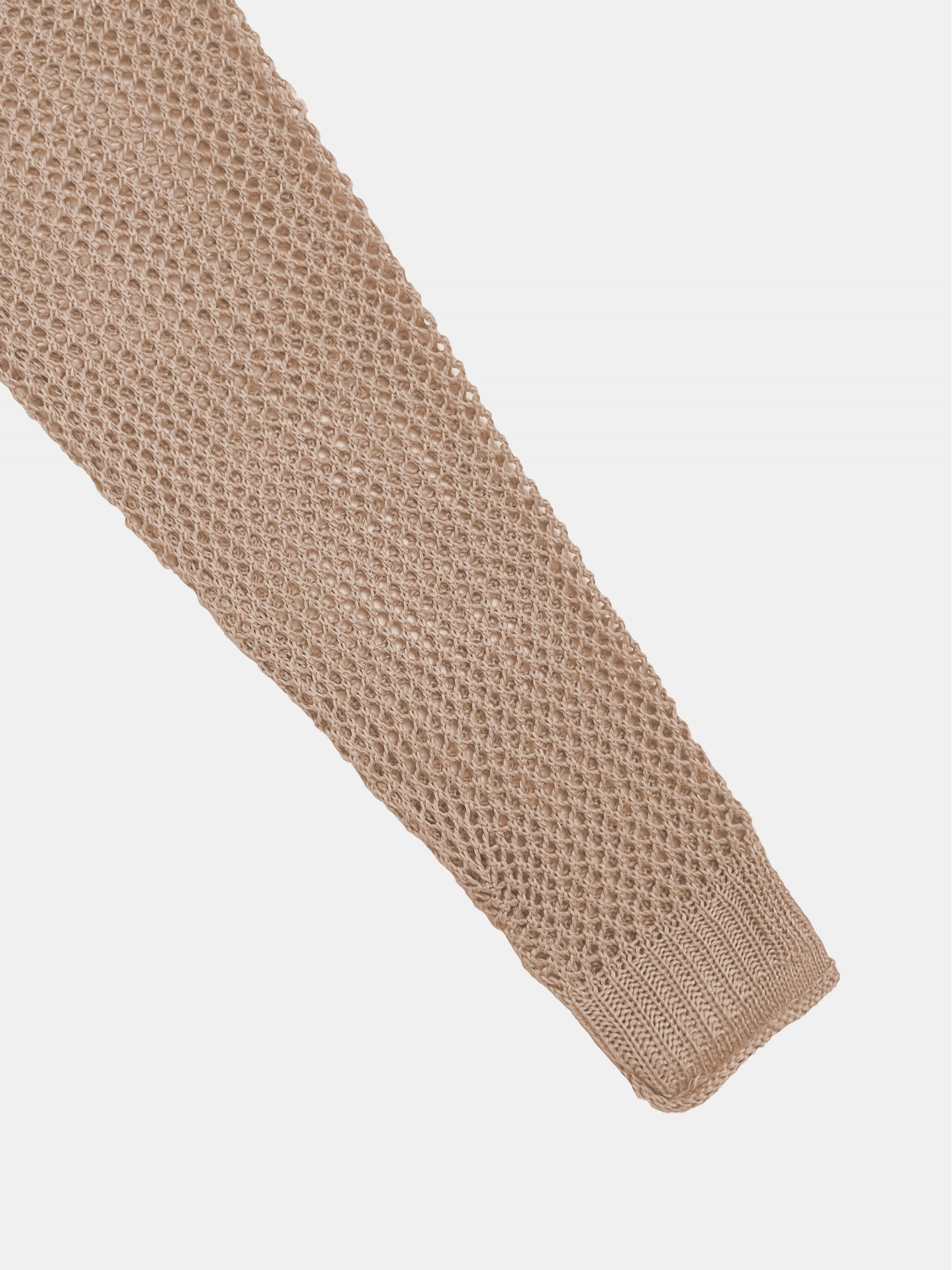 Ayollar uchun V-shaklli bo‘shliqli kardigan, yengil, nafas oladigan, bahor va yoz uchun bej