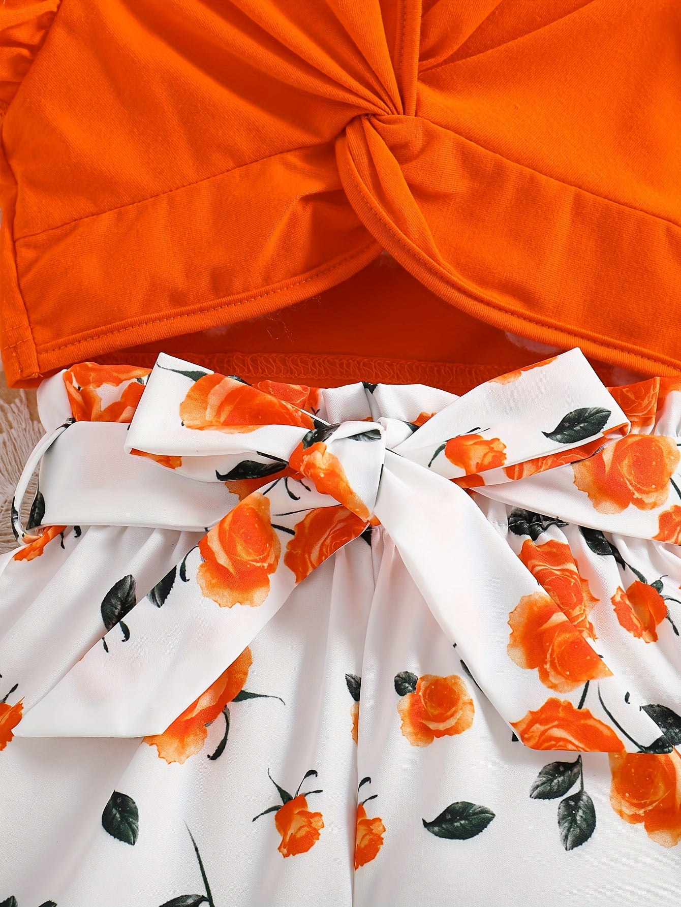 Qizlar uchun yozgi tasodifiy kiyim - dantelli yengsiz bluzka va belbog'li bosma gullar bilan bezatilgan short.