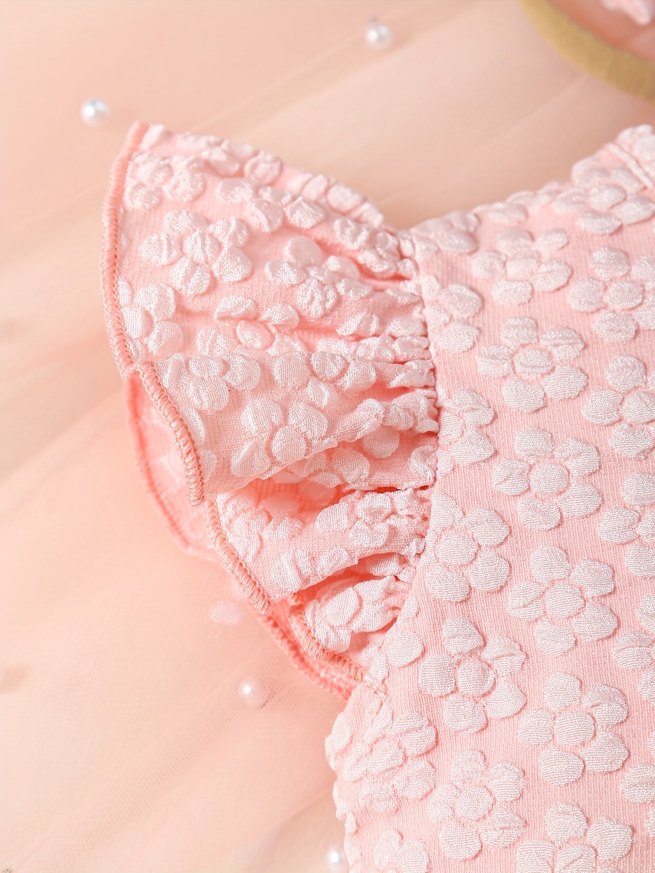 3-qismli qizlar yozgi kiyimi: Ruffle yengli, pushti kapalak bilan tikilgan tulladan yasalgan ko'ylak, polyesterdan yasalgan qirq qisma bluzka va bog'ichli boshband. Mashinada yuvish mumkin, maxsus tadbirlar yoki ochiq havoda kiyish uchun juda mos.