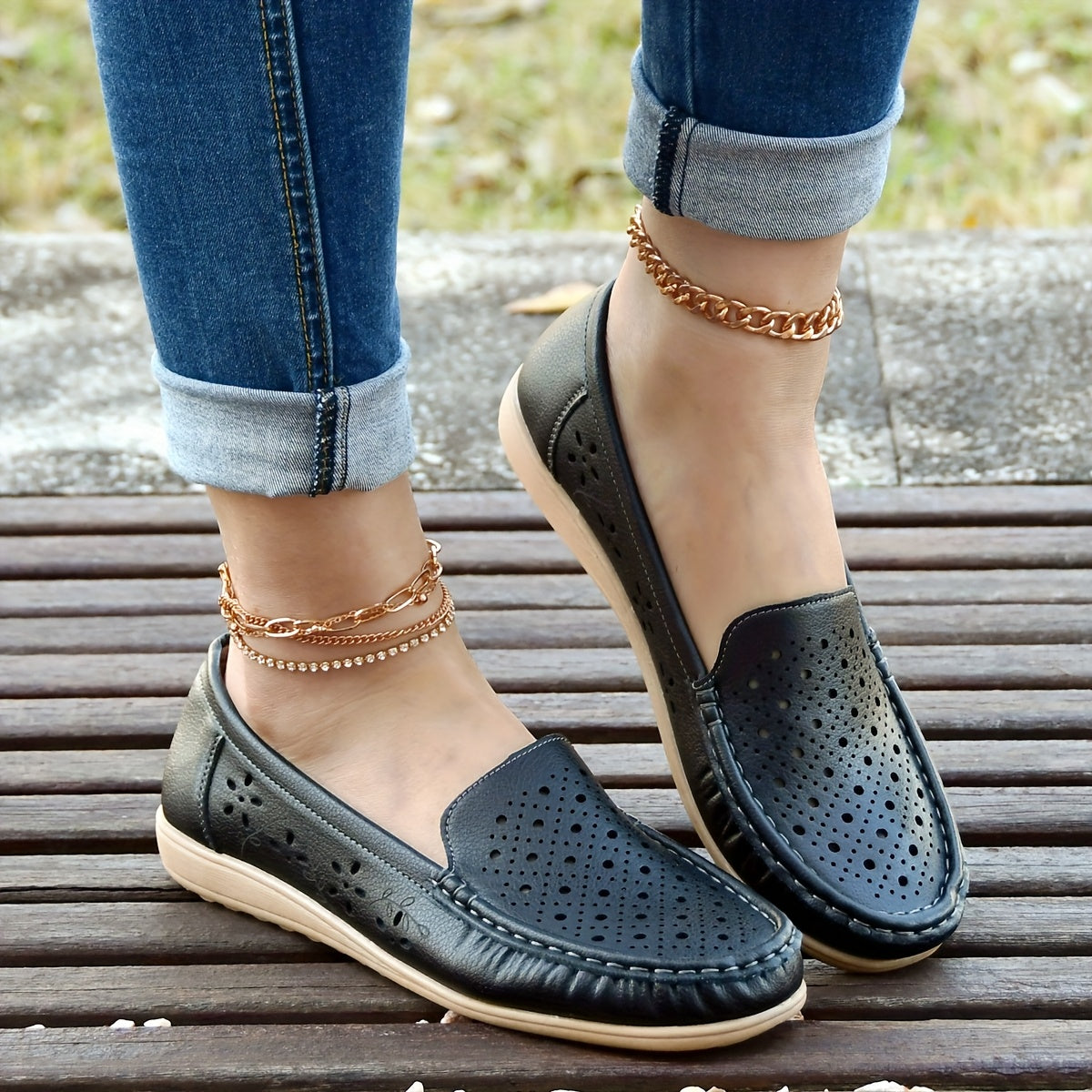 Ayollar uchun oq slip-on loafers, nafas olish uchun perforatsiyalangan dizayn, sirpanmaydigan taglik, dumaloq barmoq va har mavsumda kiyish uchun ko'p funksiyali tasodifiy uslub.