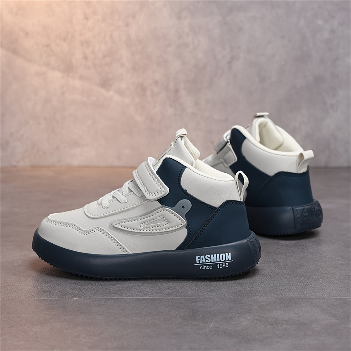 Bolalar uchun retro o'rtacha balandlikdagi krossovkalar qora va oq rangda, oson bog'lash mumkin, kundalik faoliyatlar va yugurish uchun mukammal.