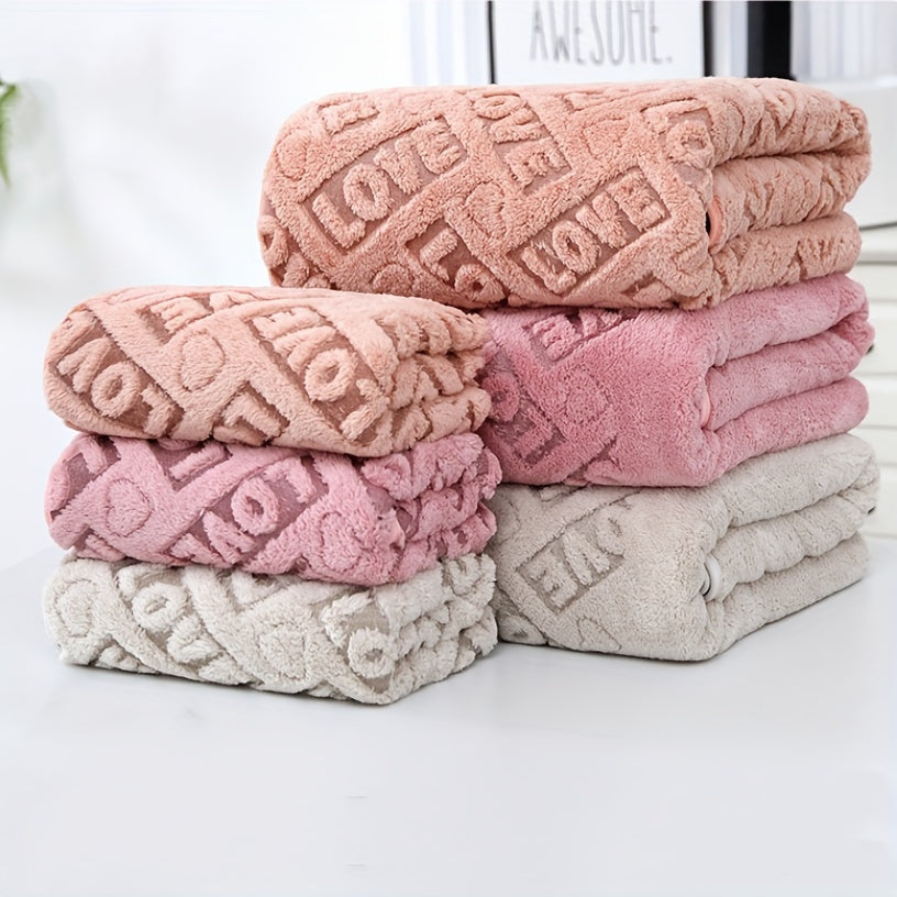 "Love Textured Bath Linen Set" qalin so‘ruvchi yuz sochiq va yumshoq dush sochiqni o‘z ichiga oladi. To‘plam 1 ta hammom sochiq va 1 ta qo‘l sochiqdan iborat bo‘lib, hammom yoki uyda foydalanish uchun mukammaldir.