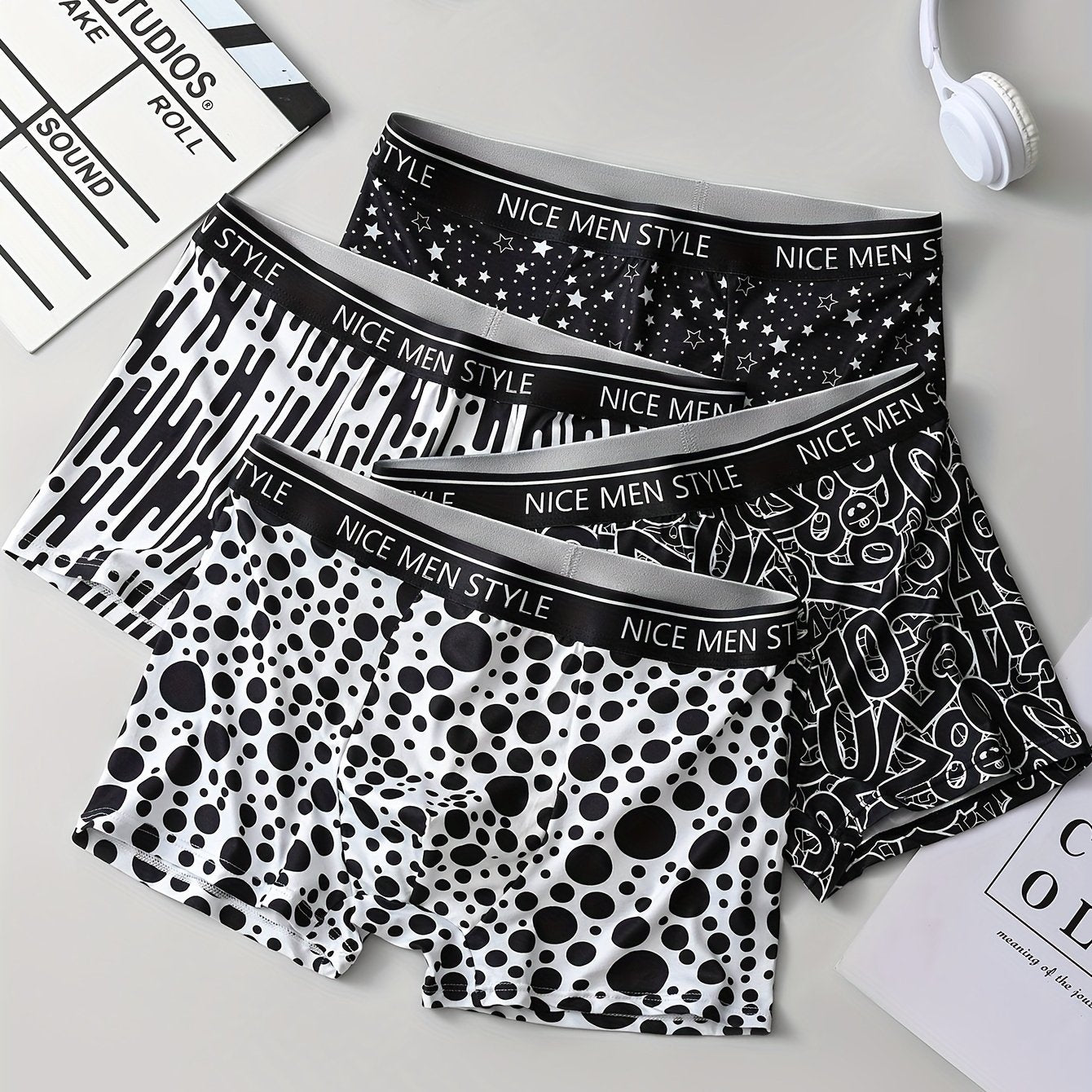 4-dona erkaklar uchun tikuvsiz bokser shortlar, "UNDERWEAR" bel bog'ichida chop etilgan, turli ranglarda.