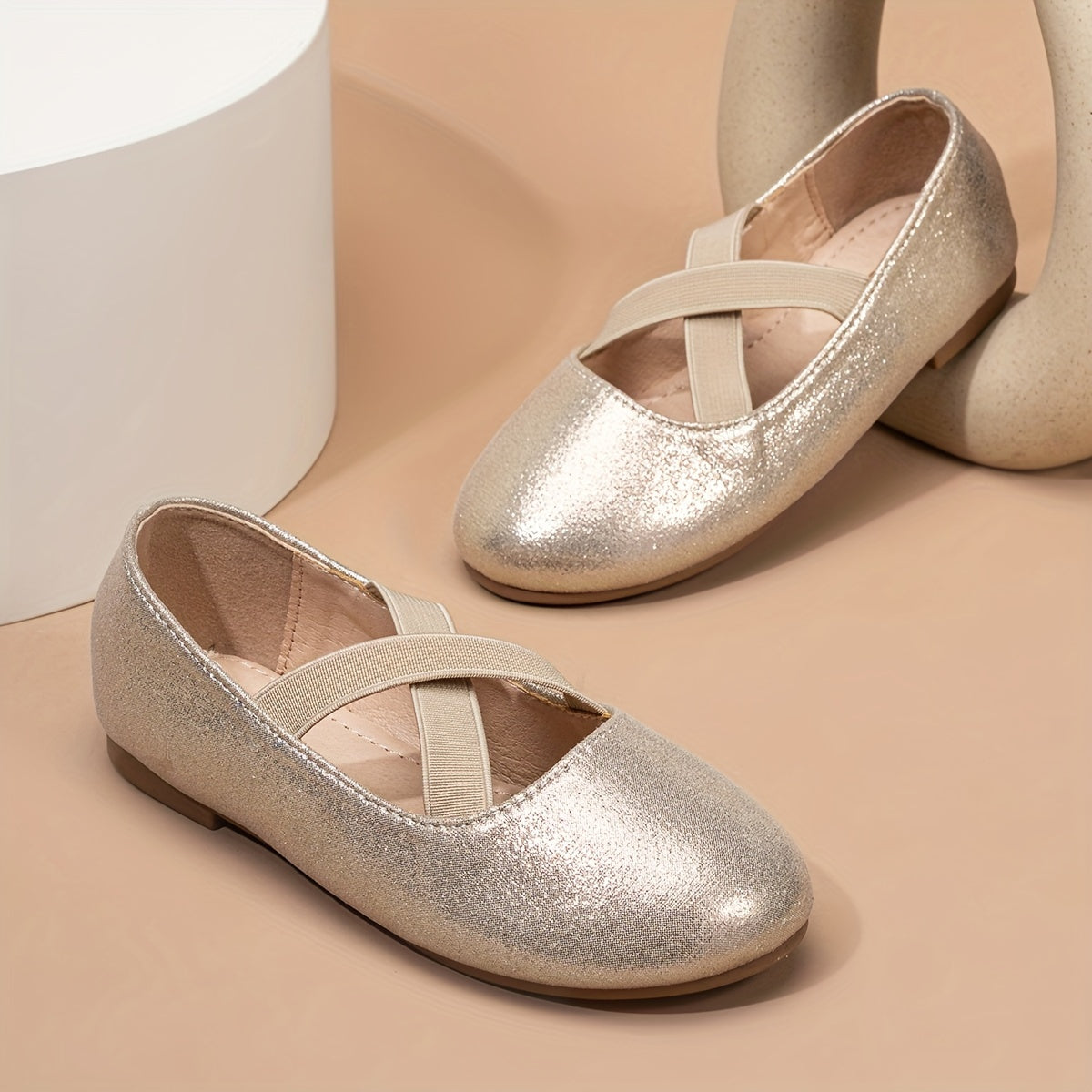 Qizlar uchun elastik xoch shaklidagi bog'ichlari bo'lgan balet poyabzallari