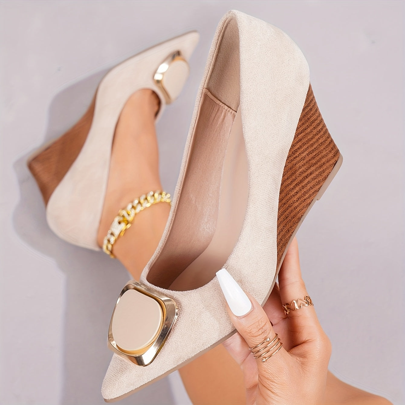 Ayollar uchun qora kengaytirilgan poyabzal, nuqtali barmoqli, oson kiyiladigan, oltin burmalı pumpalar