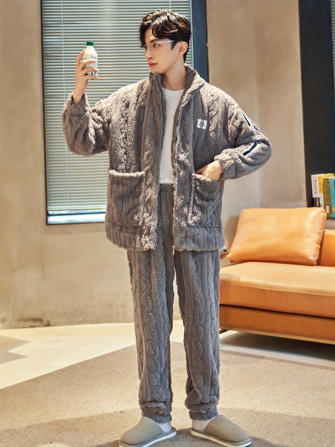 Conjunto de pijama de felpa de coral para hombre en invierno con cuello alto, cierre de cremallera y forro de terciopelo