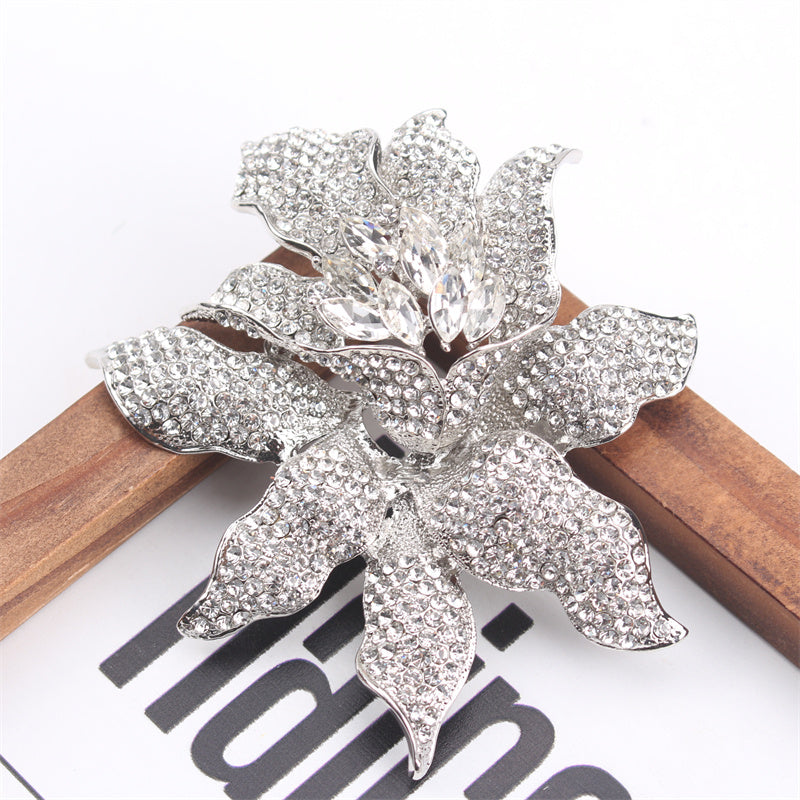 Изысканная брошка-булавка с цветком из страз, уникальный эмалевый цветочный дизайн, элегантный модный аксессуар для женщин, идеальный подарок с имитацией моделирования