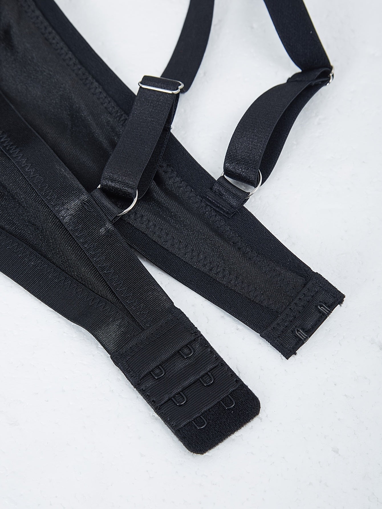 Ayollar uchun Bra, Garter Belti, Thong va Stockinglar bilan Sexy Hollow Out Lingerie Set