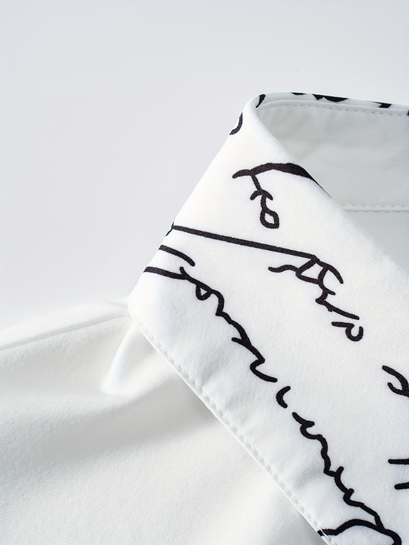 Yoz va kuz ta'til uslubi uchun harf bosma, tugmachali old qismi va uzun yenglari bo'lgan maksi ko'ylak.