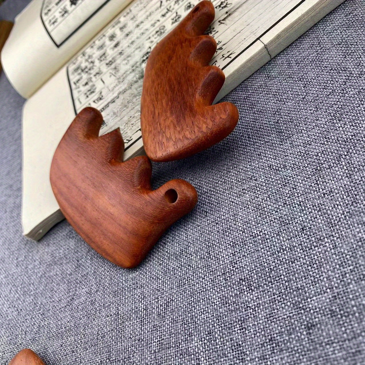 Zarif Yurak Shaklidagi Qanotli Qizil Sandal Dastasi, To'liq Tana Massaji va Dam olish uchun Ideal