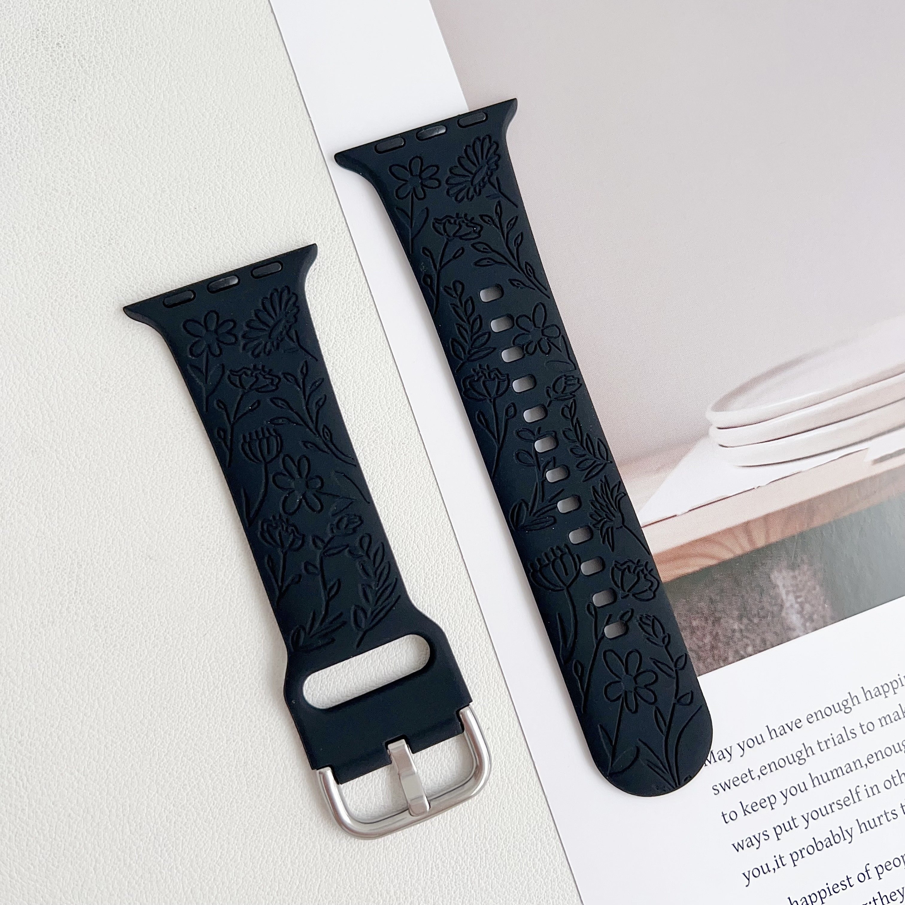 Стильный силиконовый ремешок для Apple Watch, подходящий для различных моделей и удобный для занятий спортом.