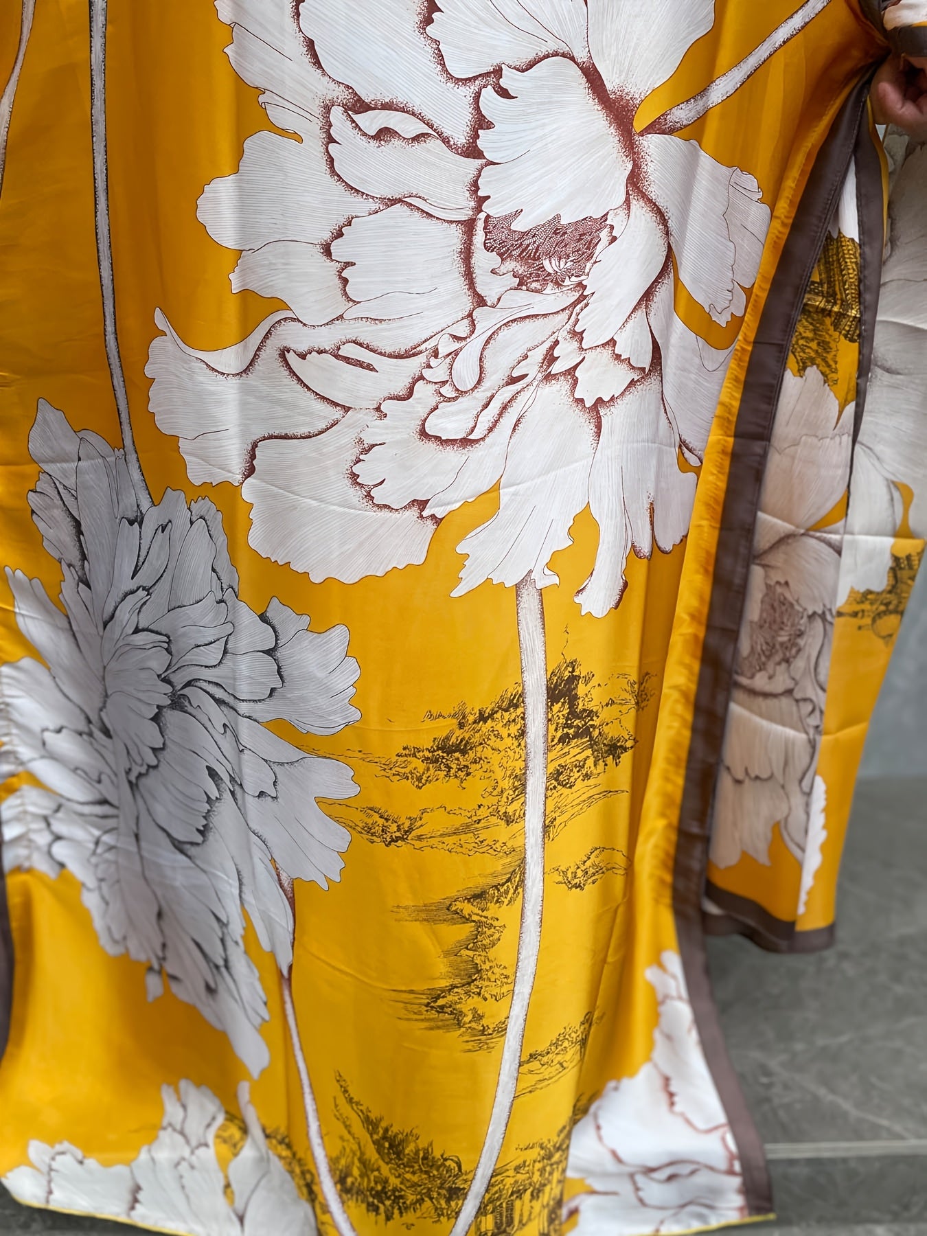 Ayollar uchun katta o'lchamli gullar bilan bosilgan tunik kiyi, sharf bilan, polyester, erkin fit