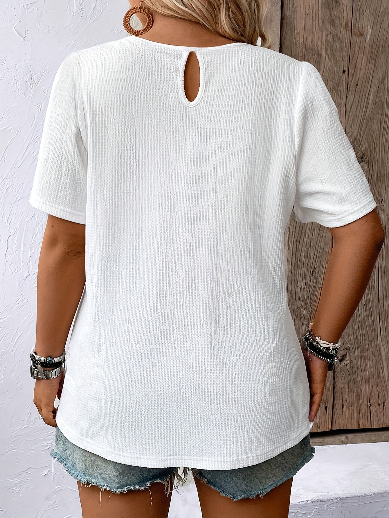 Ayollar uchun keng model qisqa ko'ylakli, yengli, krujka bo'yinli, bir rangli, yengil polyester bluz