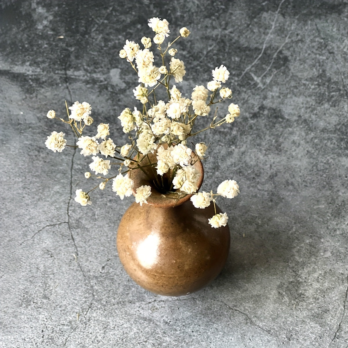 Белые мини-сухие букеты цветов г baby's breath - идеально подходят для свадеб, домашнего декора, вечеринок и DIY-проектов. Поставляются с нежной вставкой из слоновой кости для легкой компоновки. Идеально подходят для открыток и цветочных композиций.