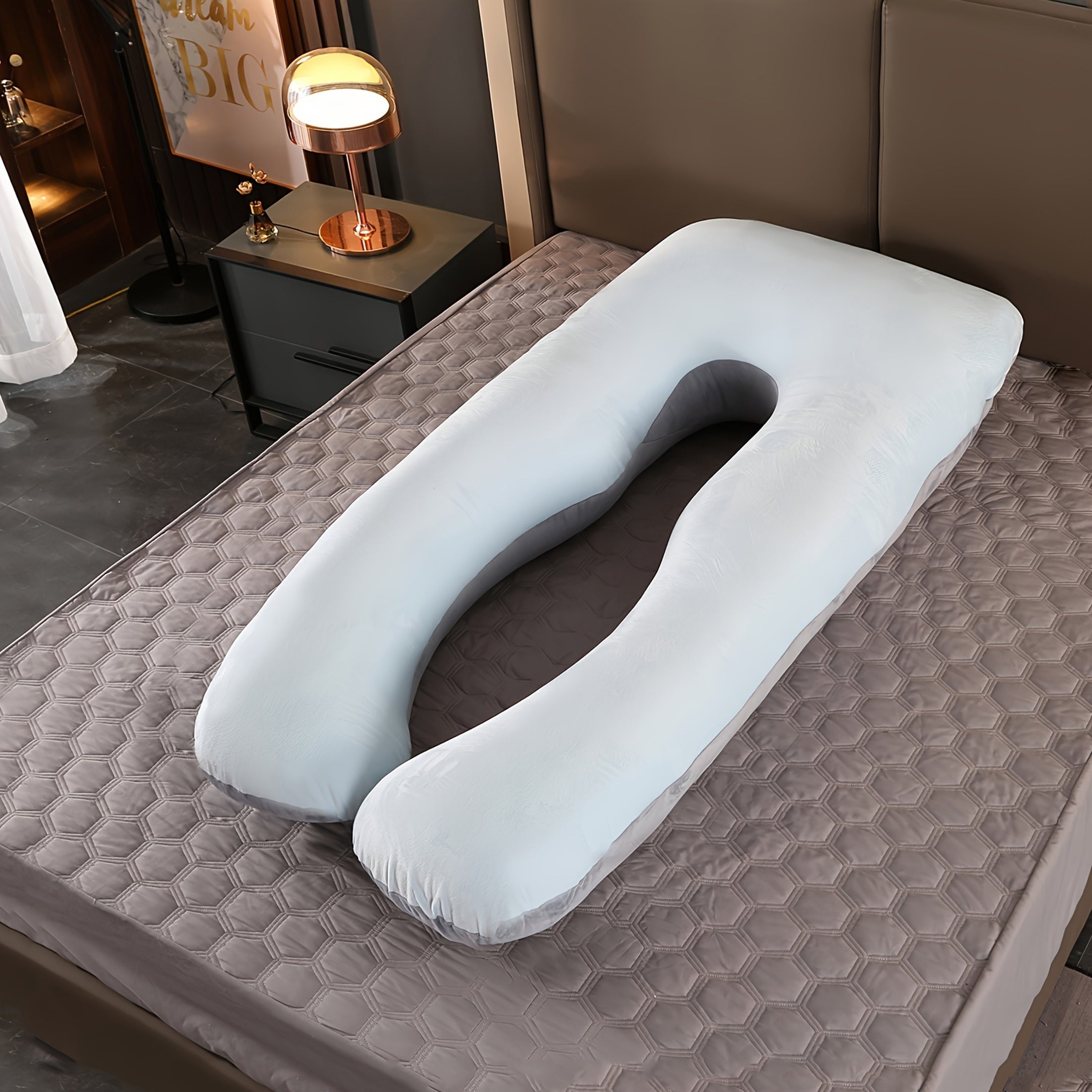 Homiladorlik yostiq to'plami 1 dona U-shaklidagi yostiqni o'z ichiga oladi, u olib tashlanadigan va yuviladigan qopqoq bilan birga keladi. Ushbu katta yostiq bel yostig'i sifatida ham ishlatilishi mumkin.