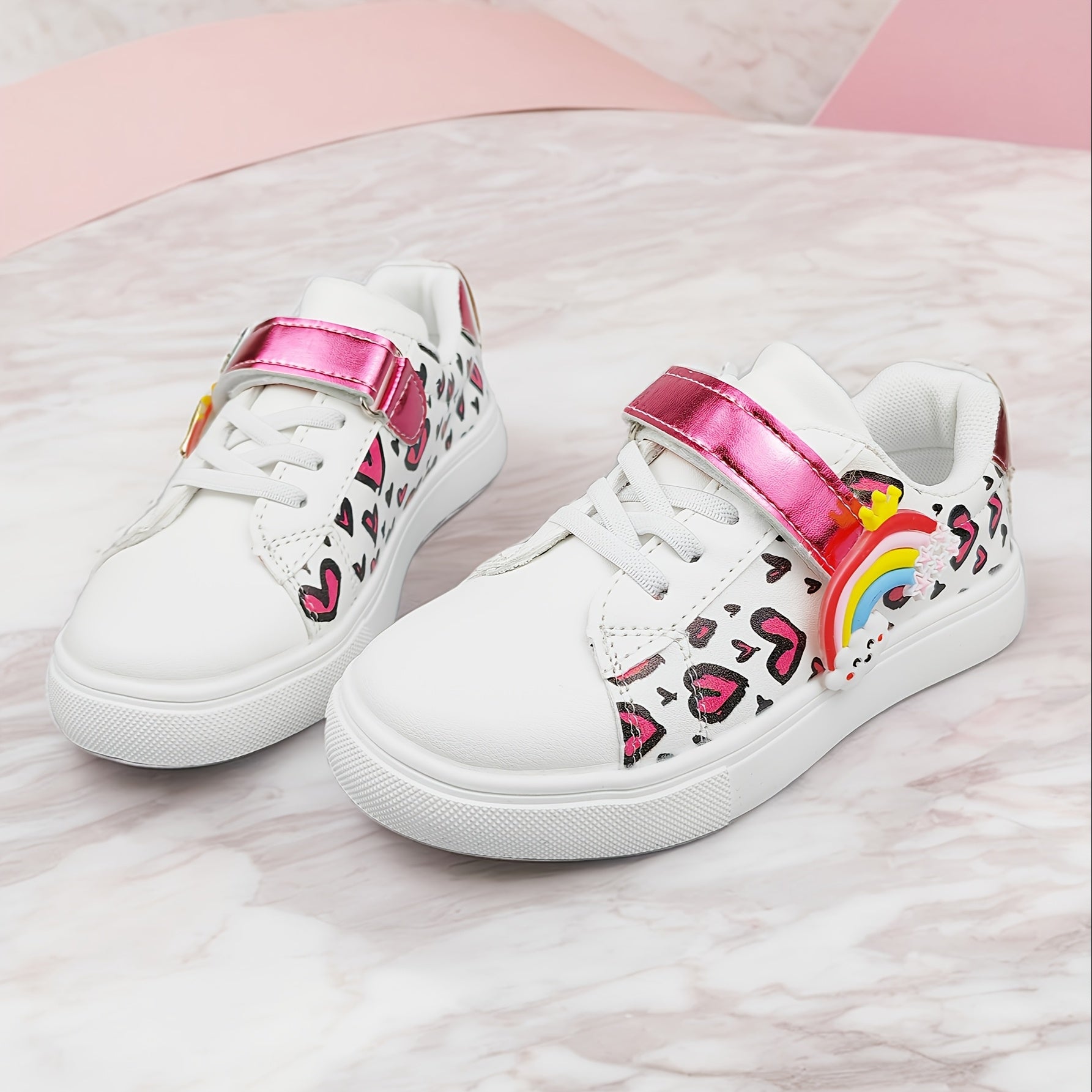 Qizlar uchun yurak mavzusidagi multfilm uslubidagi krossovkalar, yozgi va bahor uchun mo'ljallangan, kamalak ranglarida. Har qanday yoshdagi bolalar uchun kundalik yurish uchun ideal.