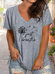 Camiseta de manga corta con escote en V y lema de diente de león para mujer talla grande