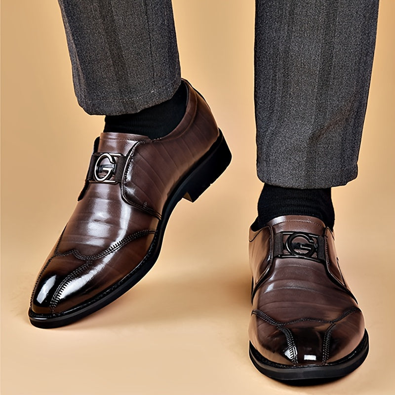 Erkaklar uchun PU yuqori qismi va kauchuk tagligi bilan bezatilgan elegant qanotli loaferlar. Biznes, ofis, to'y va ziyofat kiyimlari uchun mukammal. Zamonaviy uchburchak barmoq va mustahkam kauchuk taglik.