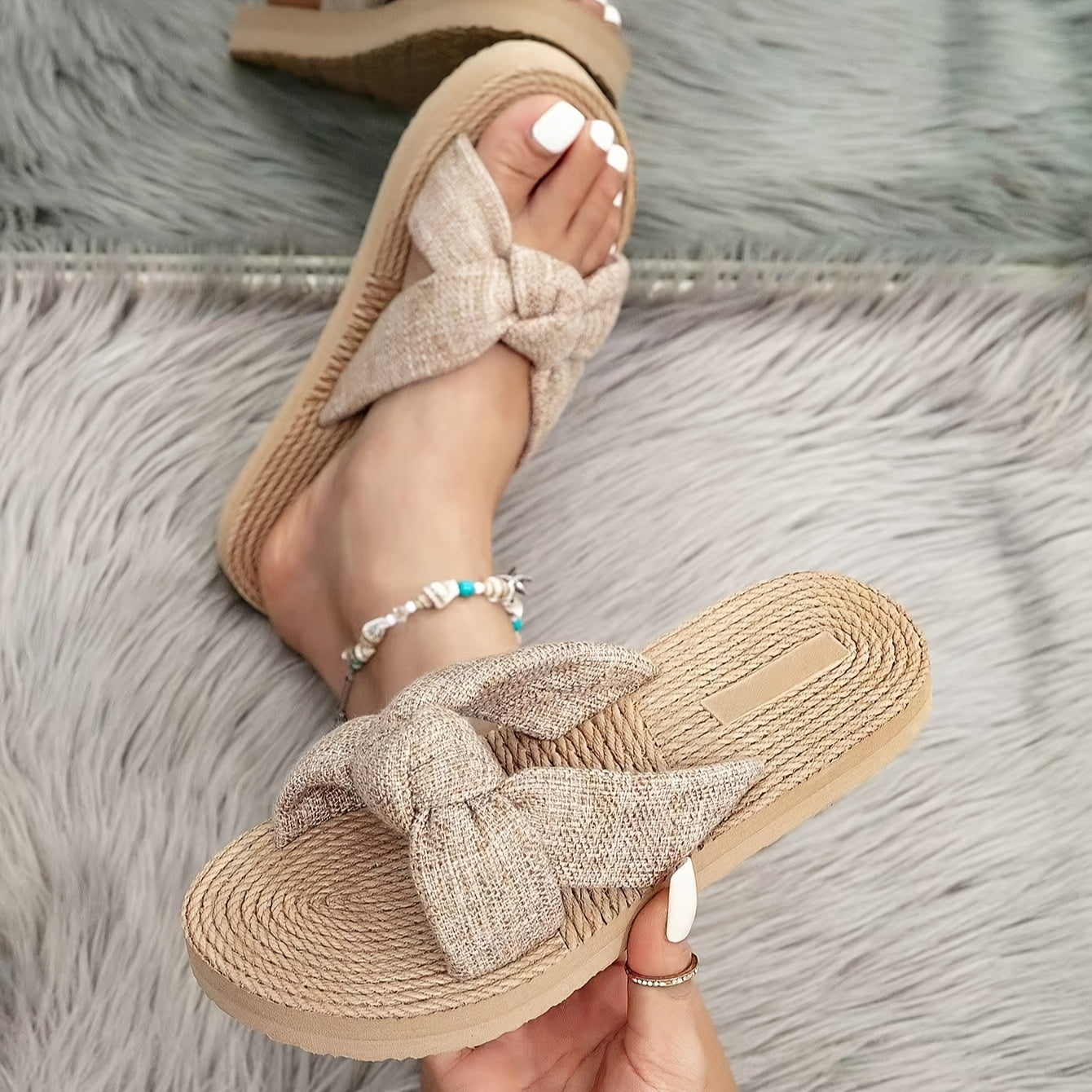 Ayollar uchun bej bohemiya sandallari tekis ochiq barmoqli kundalik poyabzal