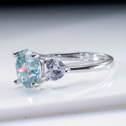 Zamonaviy va hashamatli, ushbu 925 sterling kumush to'y uzugi to'rt tishli dizaynga ega bo'lib, rang-barang moissanite inlaylari bilan bezatilgan. To'ylar va bayramlar uchun mukammal, ushbu modali aksessuar sevimli insoningiz uchun ajoyib sovg'a bo'ladi.