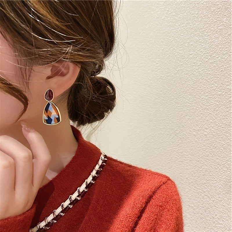 5 ta vintage hashamatli taqinchoqlar to'plami, sink qotishmasidan yasalgan bayonotli studlar va kumush quloq ignalari bilan yurak shaklidagi osma taqinchoqlarni o'z ichiga oladi. Bayramlar va maxsus tadbirlar uchun mukammal, nafis taqinchoqlar.