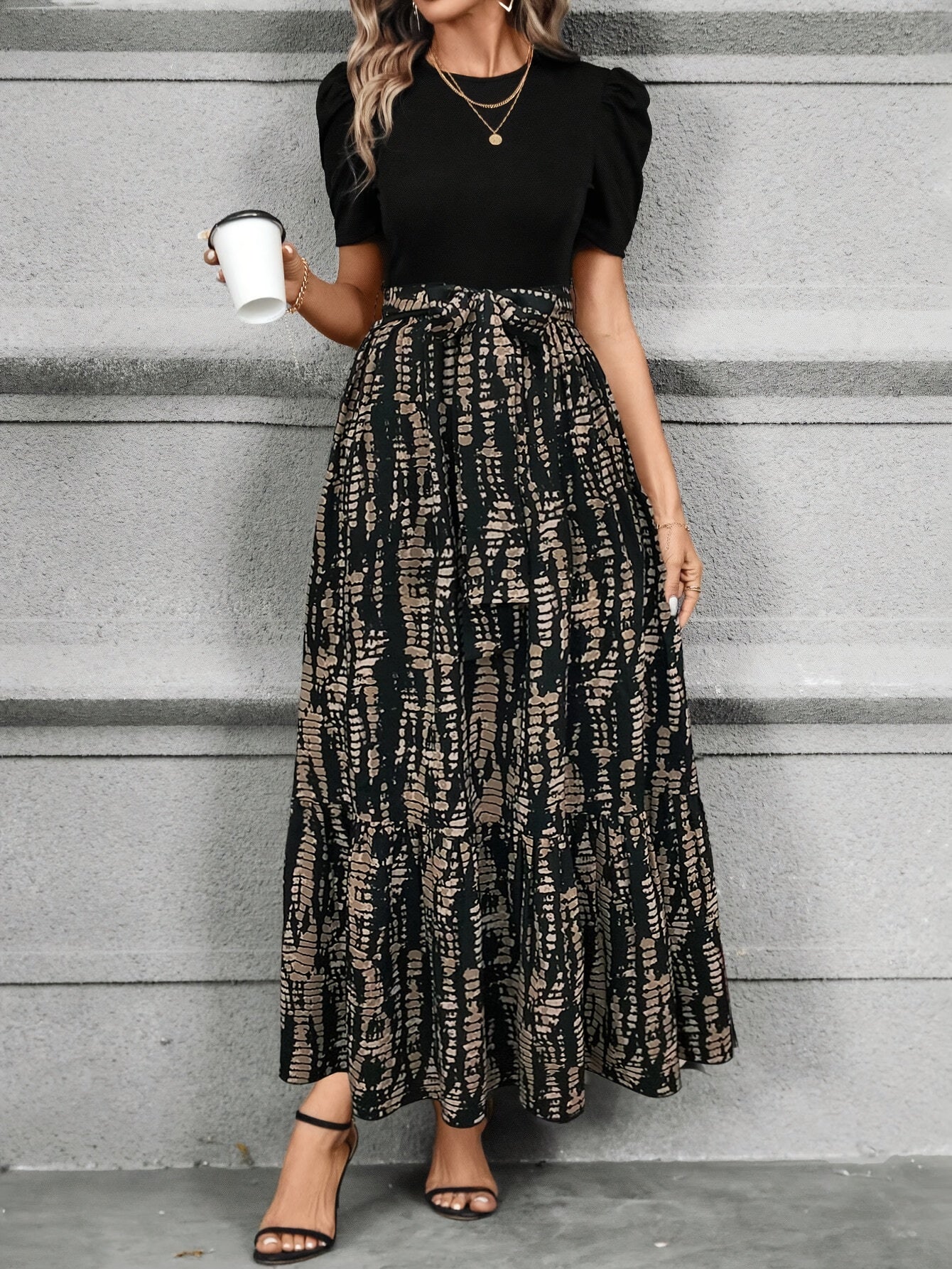 Ayollar uchun belbog'li ko'p qirrali va nafis gullar printli ko'ylak. Yengil bo'yin, qisqa yenglar, A-shakl dizayni va mashinada yuvilishi mumkin bo'lgan polyester mato bilan ajralib turadi.