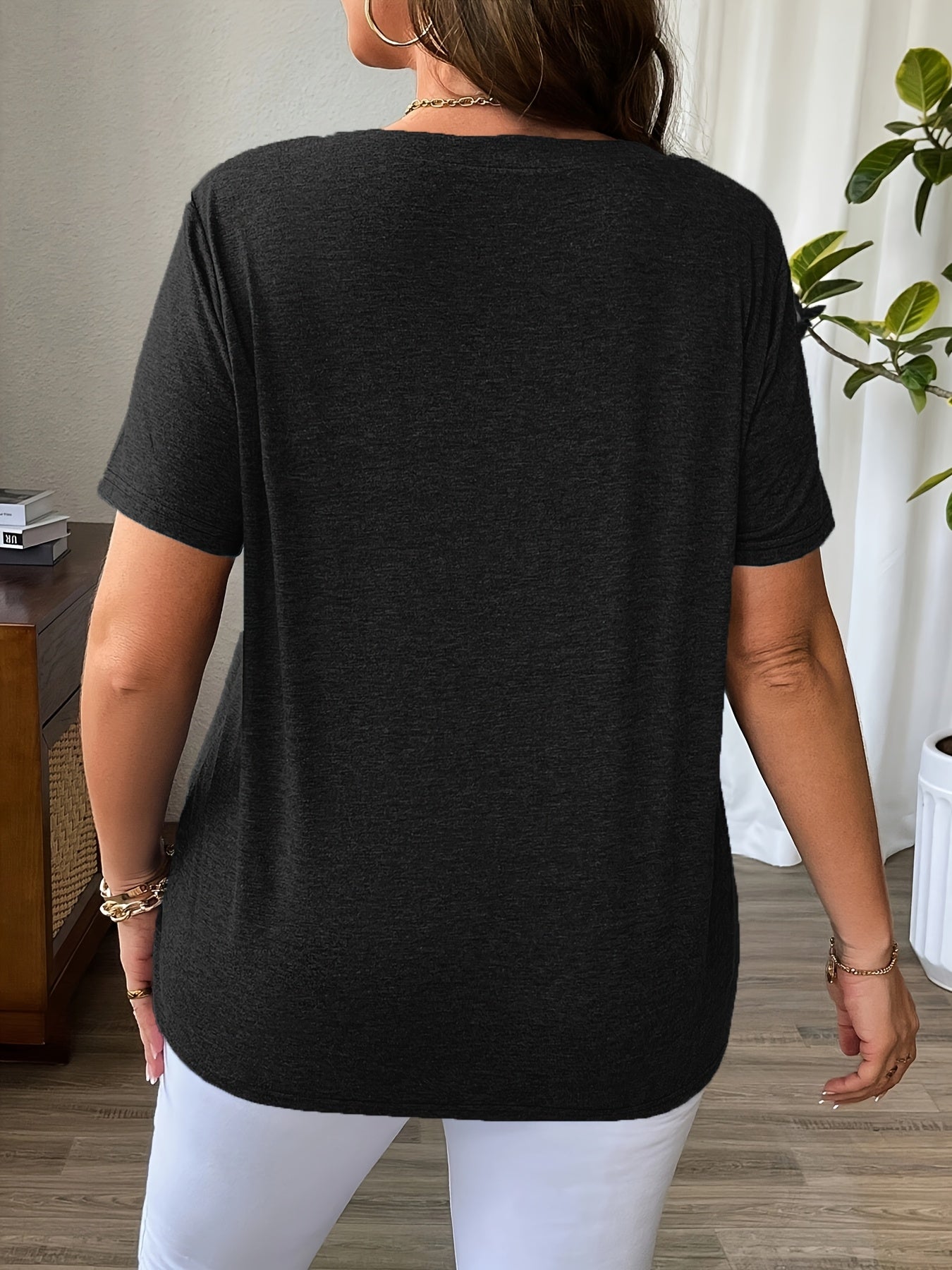 Ayollar uchun katta o'lchamdagi yozgi kundalik T-shirt, bir rangli, V-shakllı bo'yin, qisqa qo'lli