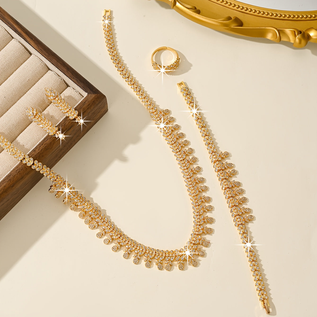 Hashamatli kelin zargarlik to'plami: marjon, bilaguzuk, taqinchoq, uzuk - 18K oltin qoplangan mis, sintetik zirkoniy bilan - Kundalik kiyish yoki to'ylar uchun mukammal - Chiroyli sovg'a qutisi kiritilgan - 5 dona to'plam