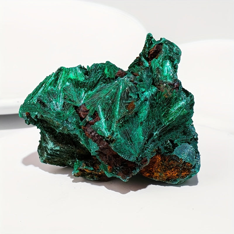 Натуральный образец малахита для домашнего декора и дизайна интерьера